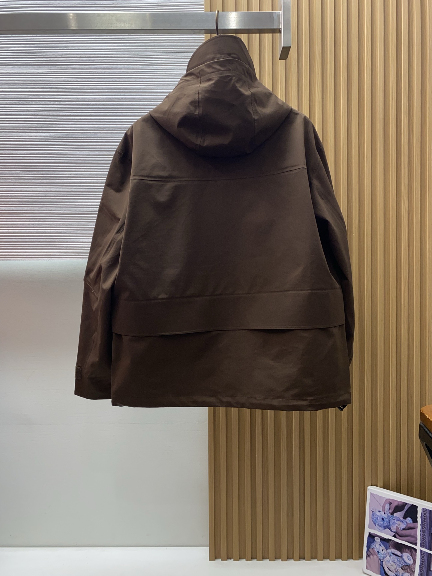可隆 AW新品，时尚休闲连帽冲锋衣外套，专柜同步有售，原单狠货，进口原版面料，工艺极度复杂，视觉相当雅致