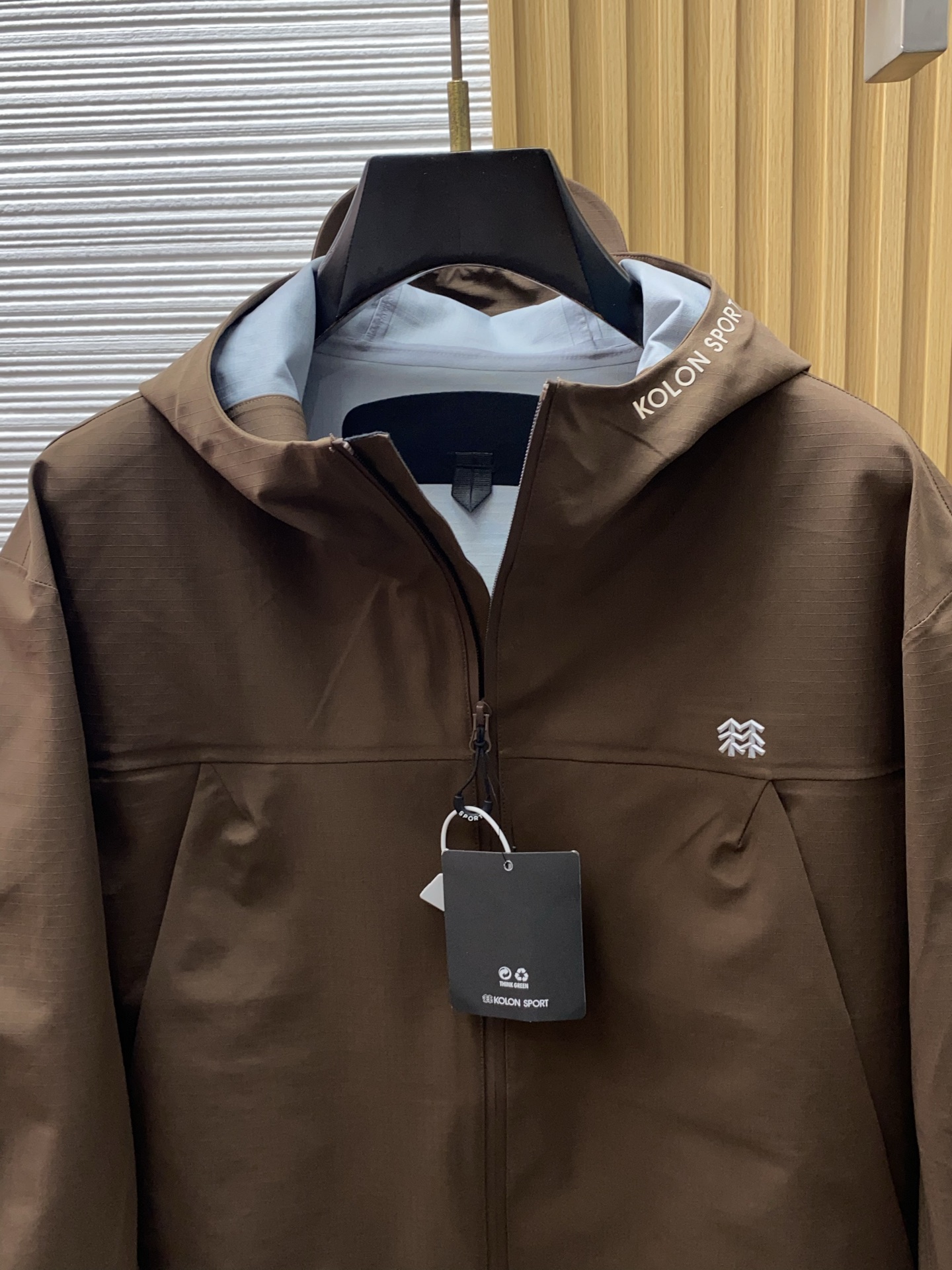 可隆 AW新品，时尚休闲连帽冲锋衣外套，专柜同步有售，原单狠货，进口原版面料，工艺极度复杂，视觉相当雅致