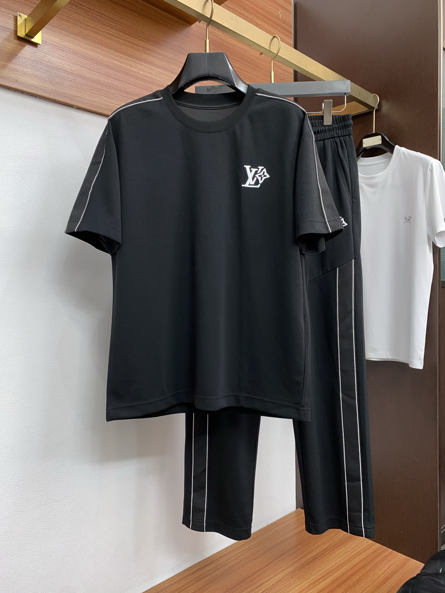 /套 1v路易威登 上新 25ss 早春新款长裤短袖套装 定制纯棉 轻薄透气 上身丝滑舒适 经典百搭 码