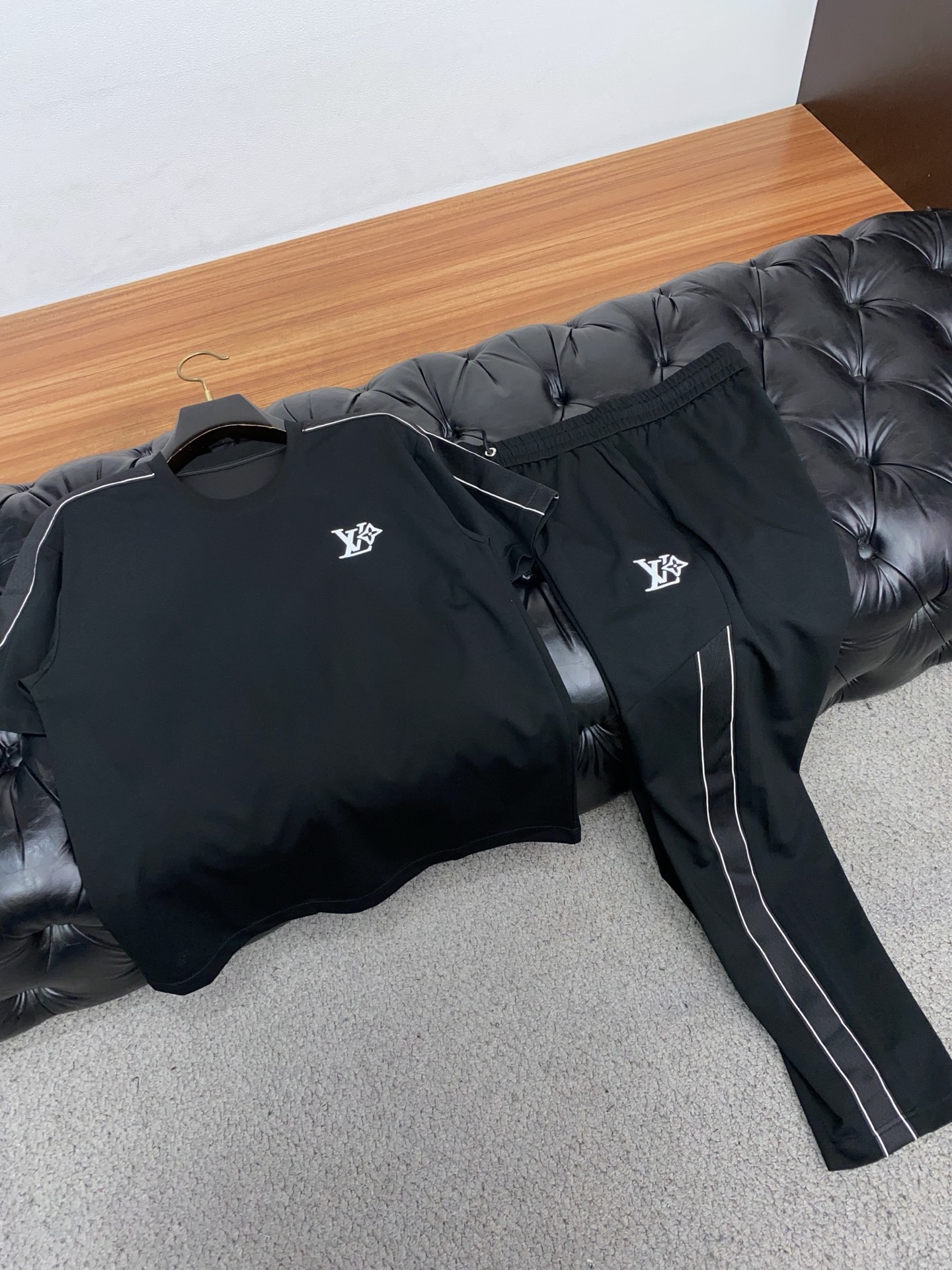 /套 1v路易威登 上新 25ss 早春新款长裤短袖套装 定制纯棉 轻薄透气 上身丝滑舒适 经典百搭 码