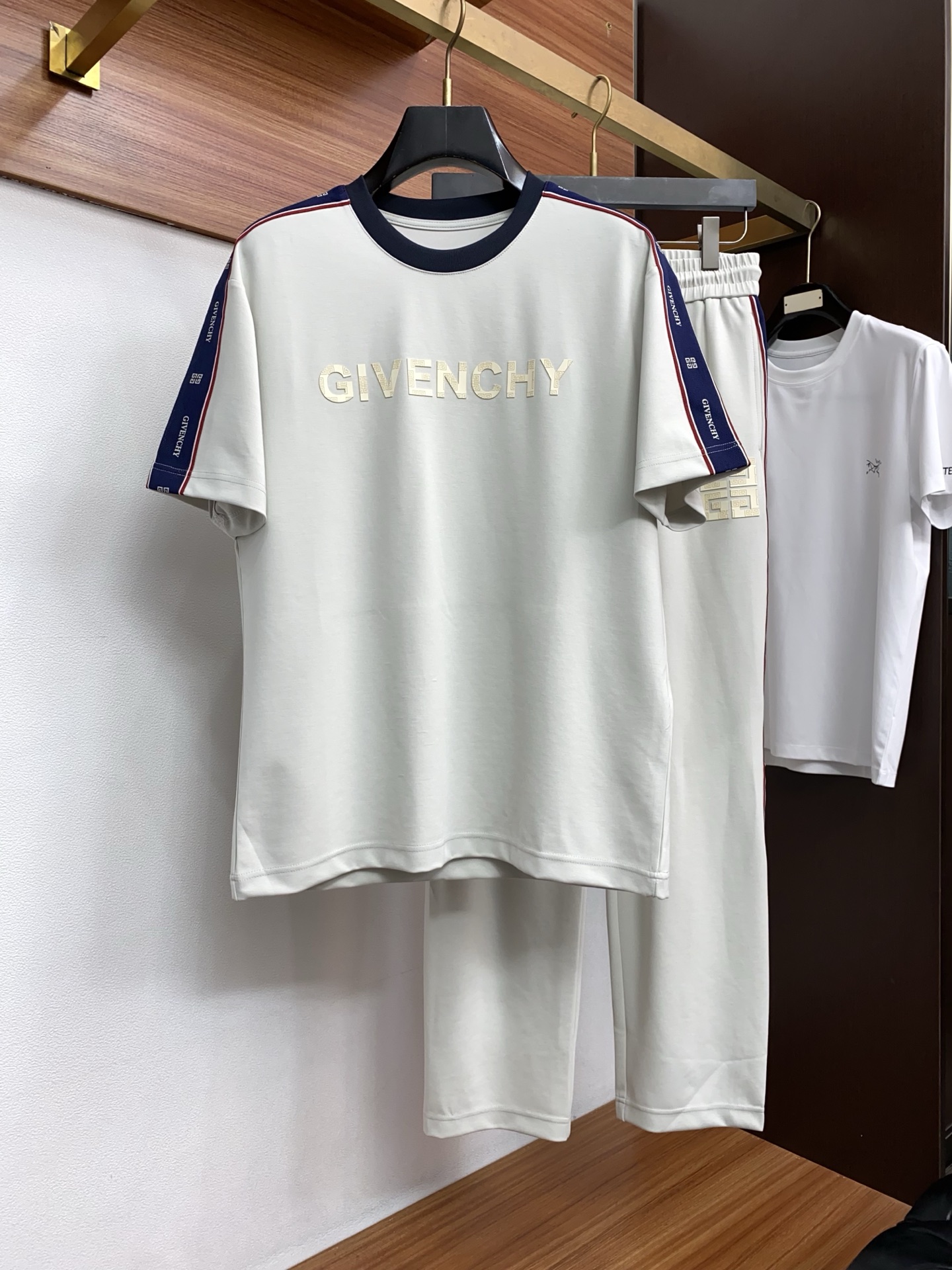 /套 纪梵希 上新 25ss 早春新款长裤短袖套装 定制纯棉 轻薄透气 上身丝滑舒适 经典百搭 码数48