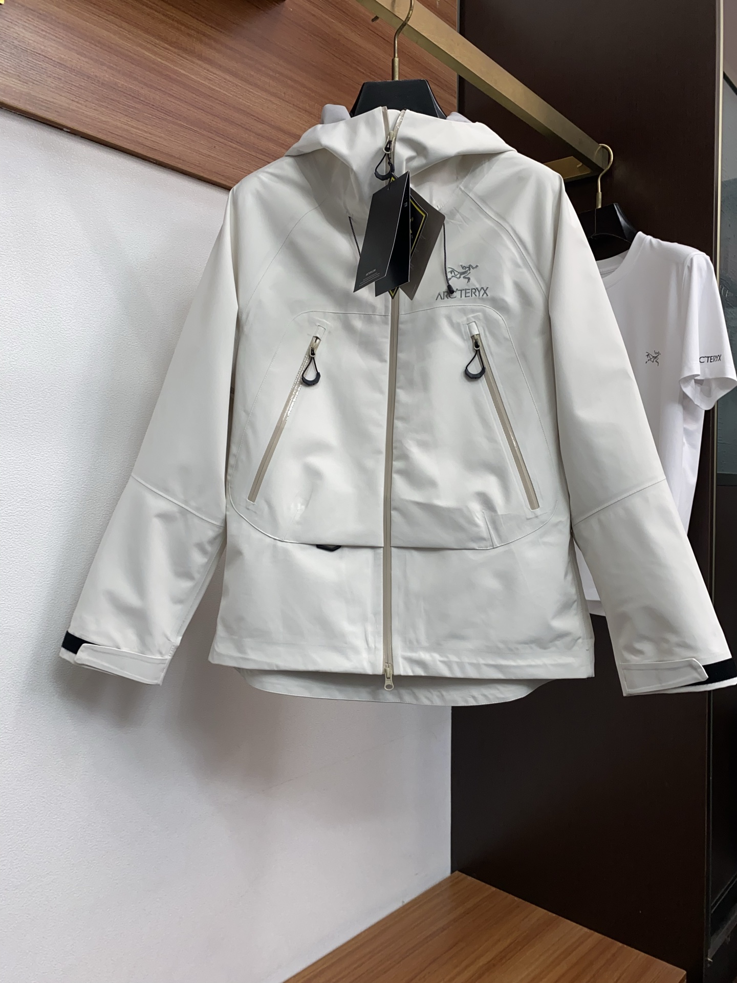 ARCTERYX 始祖鸟，AW新品，时尚休闲连帽冲锋衣外套，专柜同步有售，原单狠货，进口原版面料，工艺极