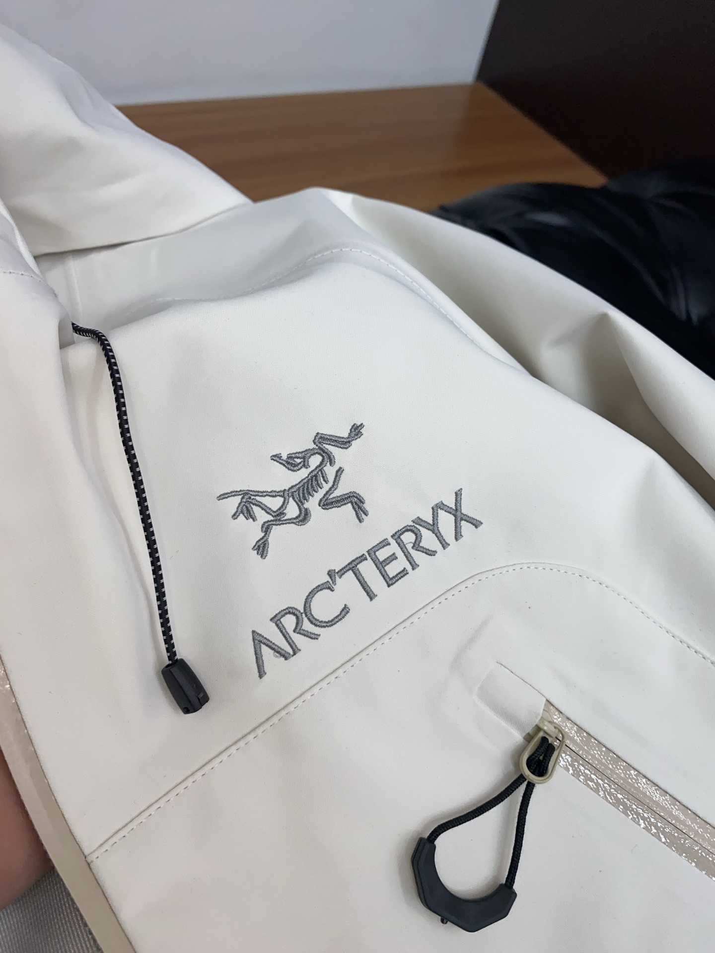 ARCTERYX 始祖鸟，AW新品，时尚休闲连帽冲锋衣外套，专柜同步有售，原单狠货，进口原版面料，工艺极
