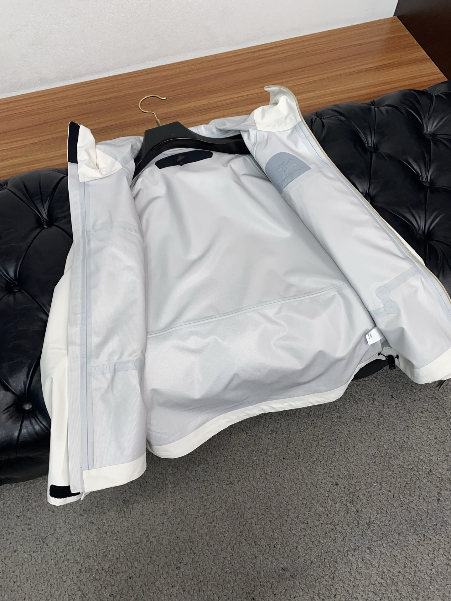 ARCTERYX 始祖鸟，AW新品，时尚休闲连帽冲锋衣外套，专柜同步有售，原单狠货，进口原版面料，工艺极
