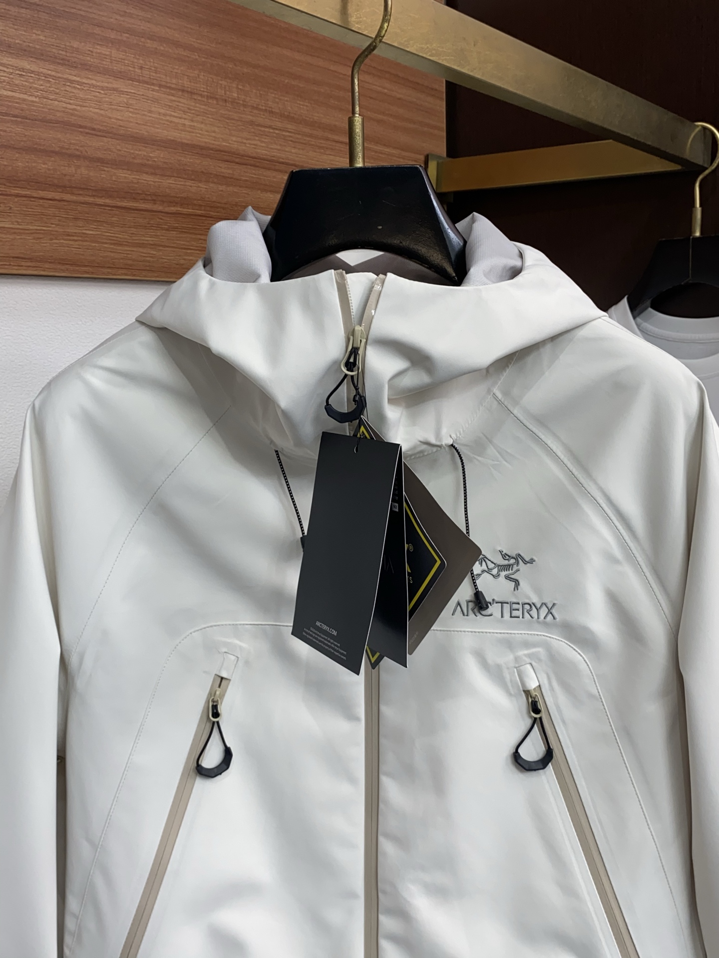 ARCTERYX 始祖鸟，AW新品，时尚休闲连帽冲锋衣外套，专柜同步有售，原单狠货，进口原版面料，工艺极