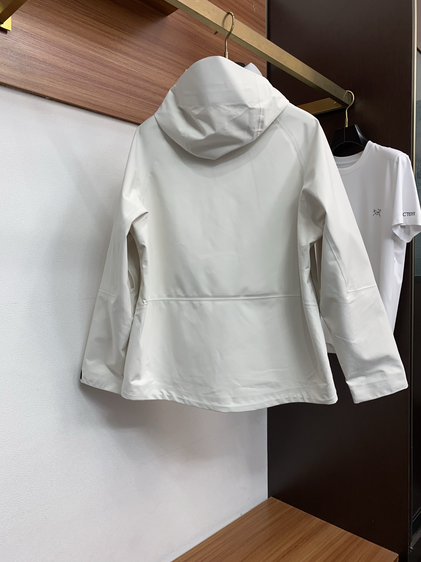 ARCTERYX 始祖鸟，AW新品，时尚休闲连帽冲锋衣外套，专柜同步有售，原单狠货，进口原版面料，工艺极