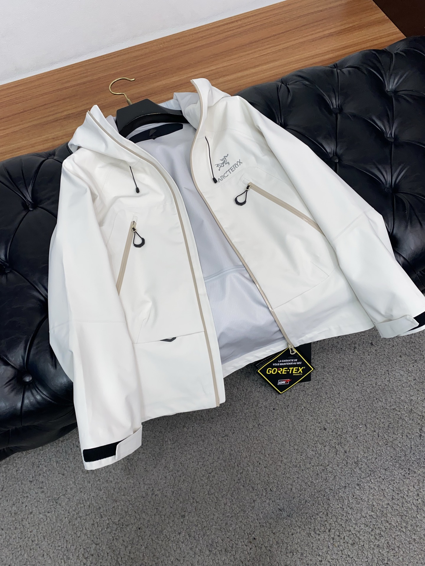 ARCTERYX 始祖鸟，AW新品，时尚休闲连帽冲锋衣外套，专柜同步有售，原单狠货，进口原版面料，工艺极