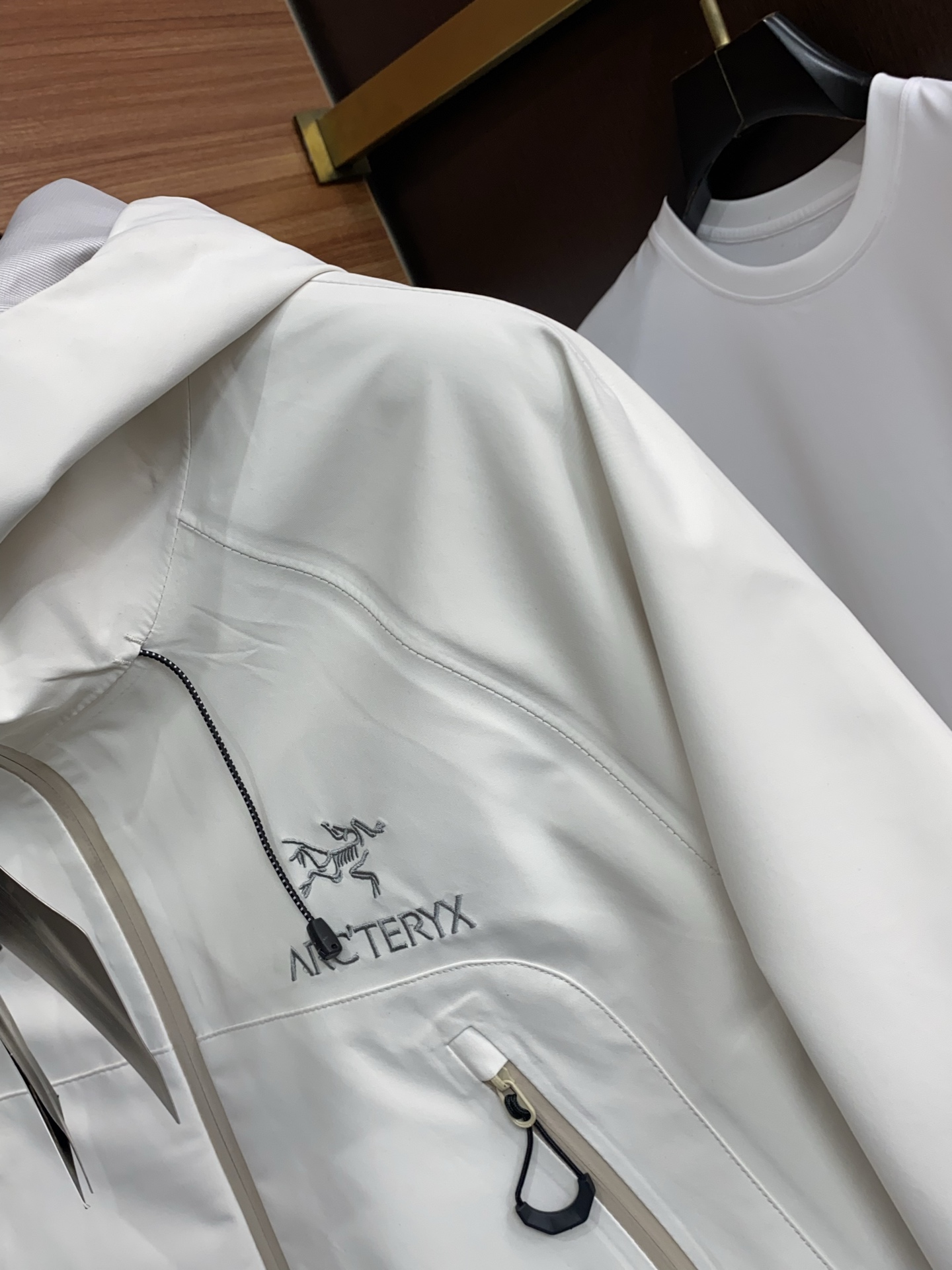 ARCTERYX 始祖鸟，AW新品，时尚休闲连帽冲锋衣外套，专柜同步有售，原单狠货，进口原版面料，工艺极