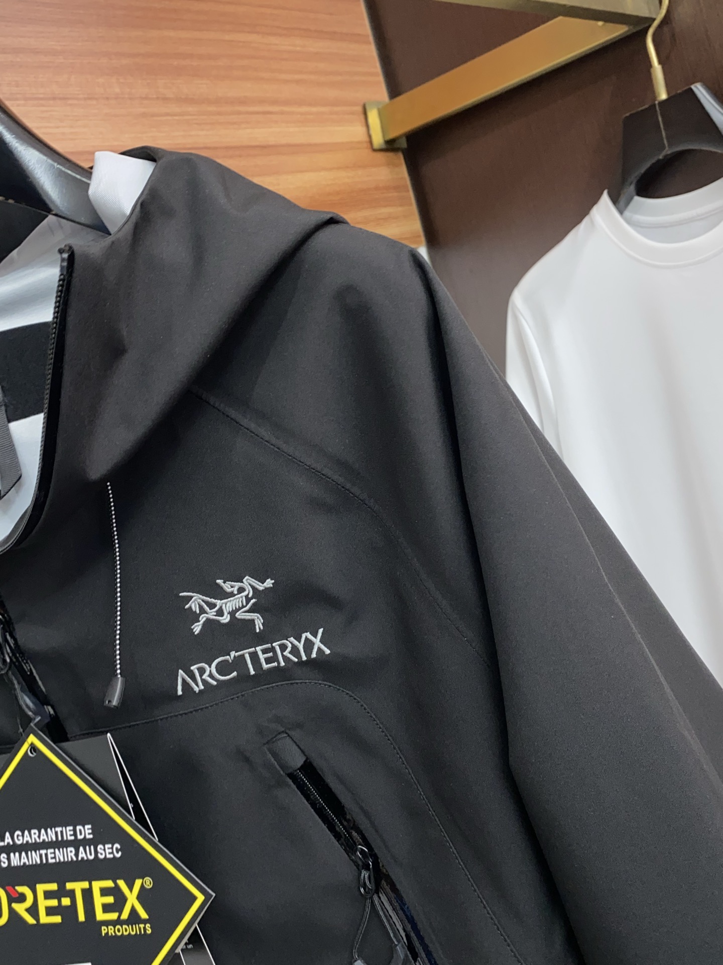 ARCTERYX 始祖鸟，AW新品，时尚休闲连帽冲锋衣外套，专柜同步有售，原单狠货，进口原版面料，工艺极