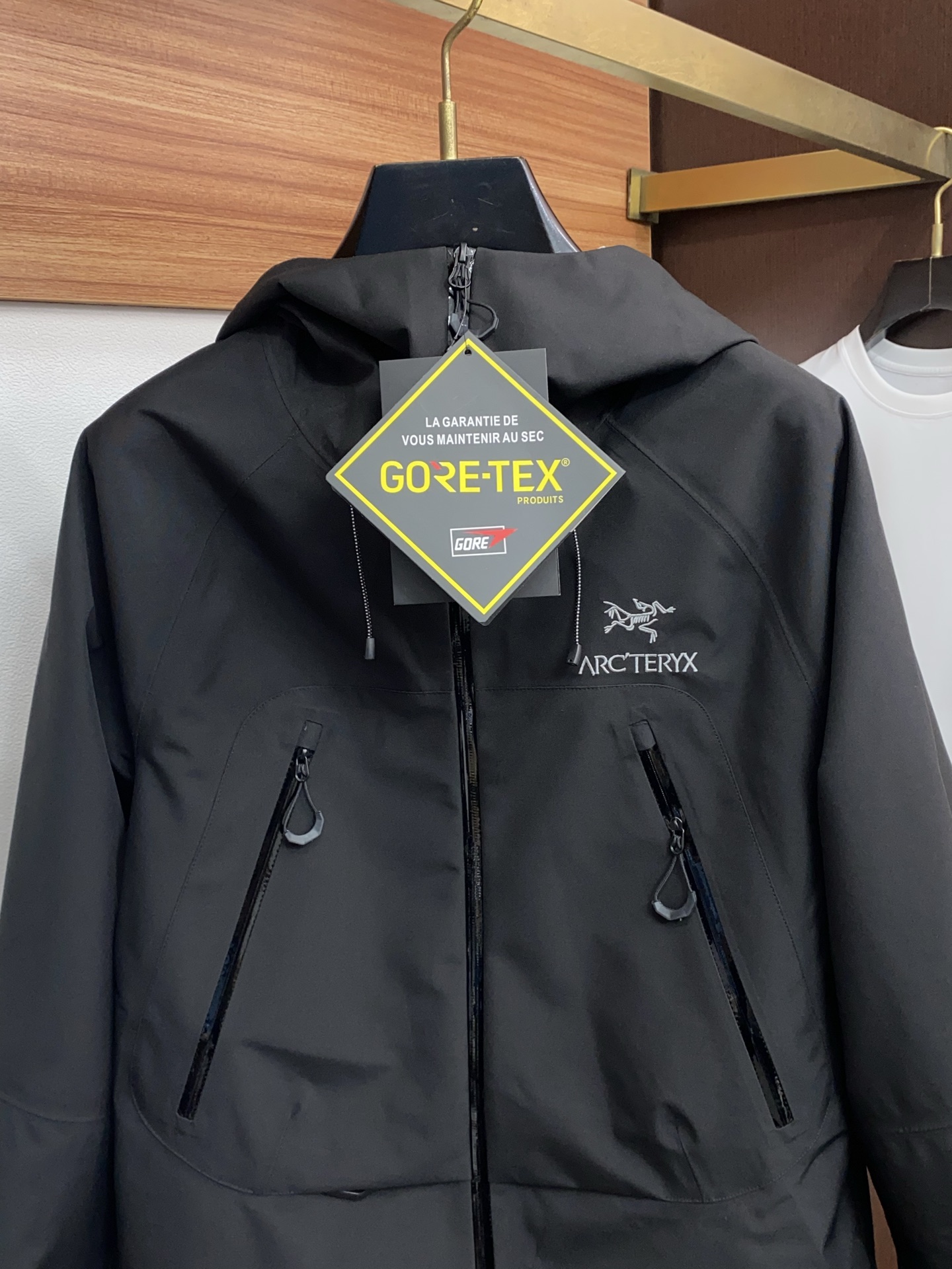 ARCTERYX 始祖鸟，AW新品，时尚休闲连帽冲锋衣外套，专柜同步有售，原单狠货，进口原版面料，工艺极