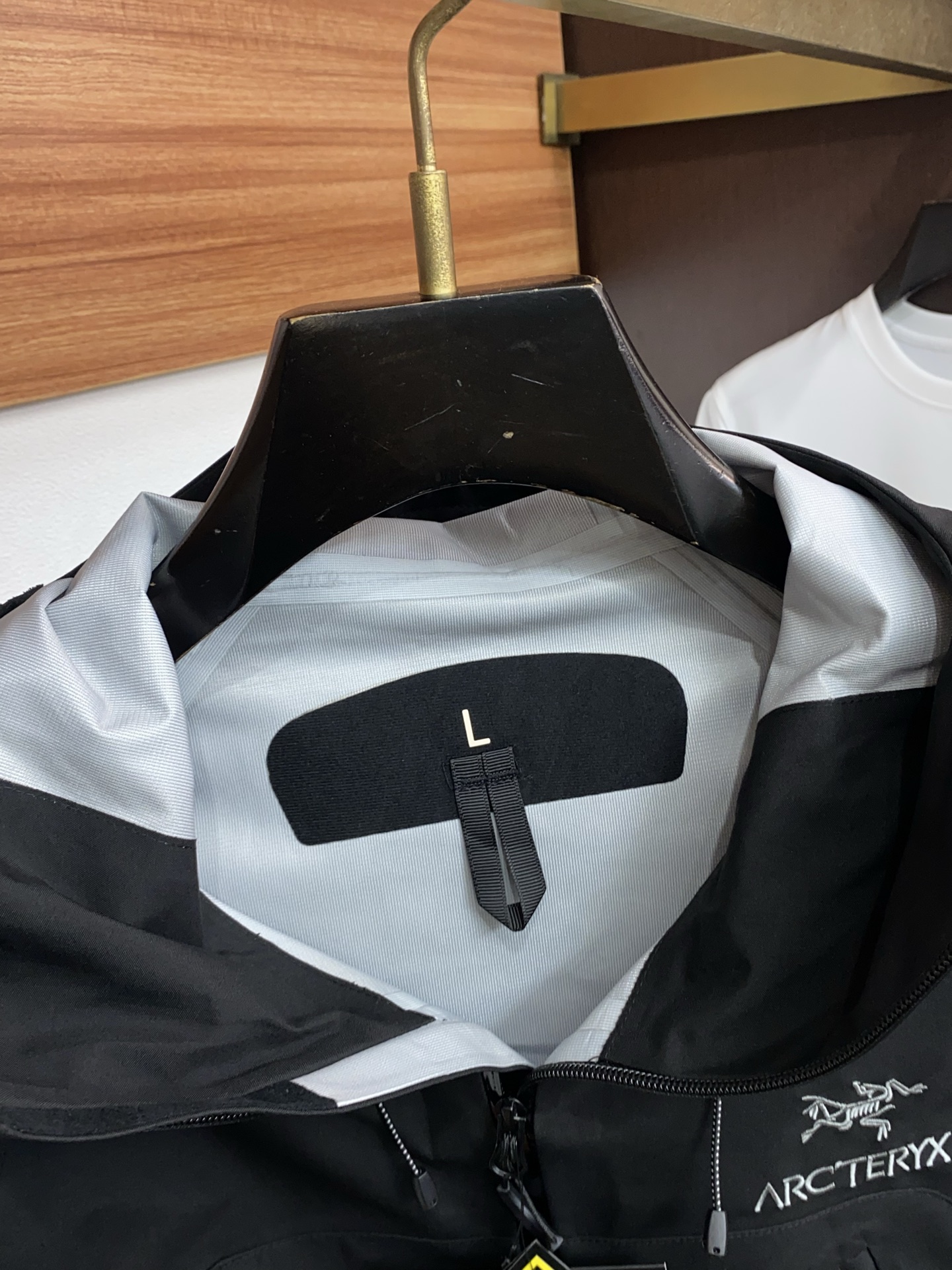ARCTERYX 始祖鸟，AW新品，时尚休闲连帽冲锋衣外套，专柜同步有售，原单狠货，进口原版面料，工艺极