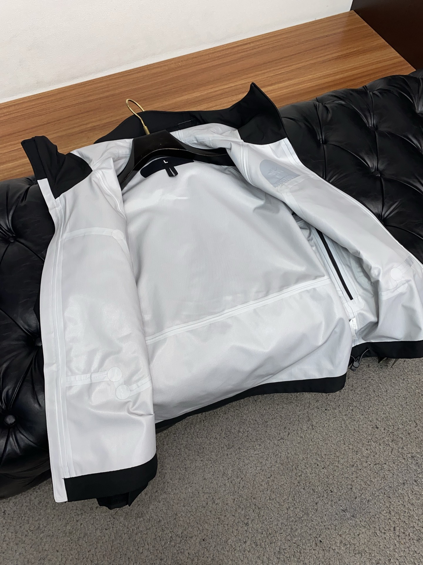 ARCTERYX 始祖鸟，AW新品，时尚休闲连帽冲锋衣外套，专柜同步有售，原单狠货，进口原版面料，工艺极