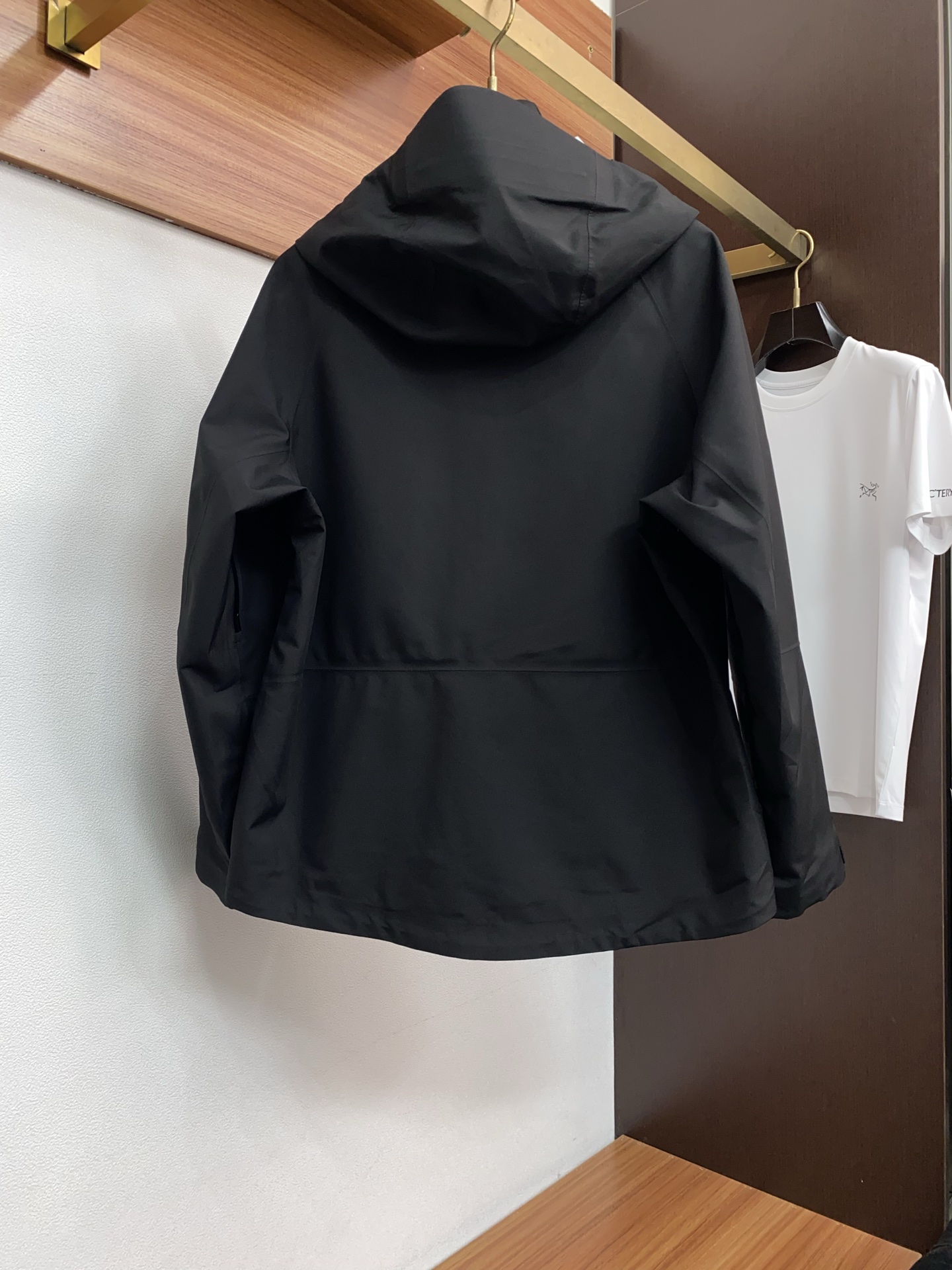 ARCTERYX 始祖鸟，AW新品，时尚休闲连帽冲锋衣外套，专柜同步有售，原单狠货，进口原版面料，工艺极