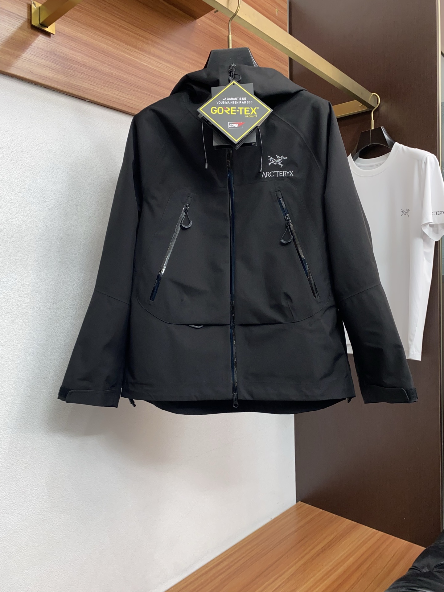 ARCTERYX 始祖鸟，AW新品，时尚休闲连帽冲锋衣外套，专柜同步有售，原单狠货，进口原版面料，工艺极