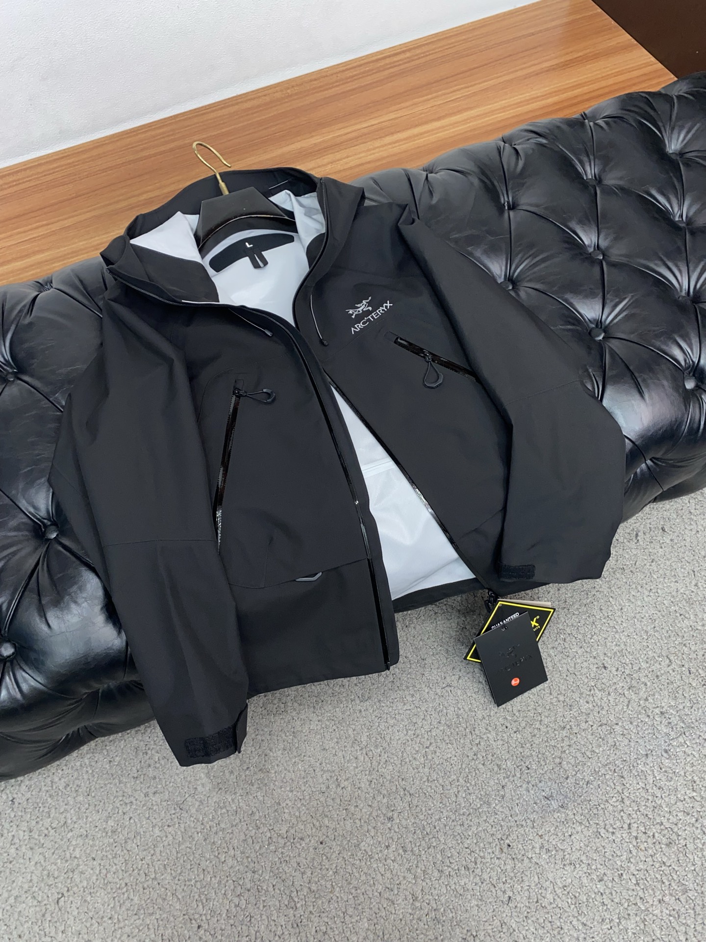 ARCTERYX 始祖鸟，AW新品，时尚休闲连帽冲锋衣外套，专柜同步有售，原单狠货，进口原版面料，工艺极