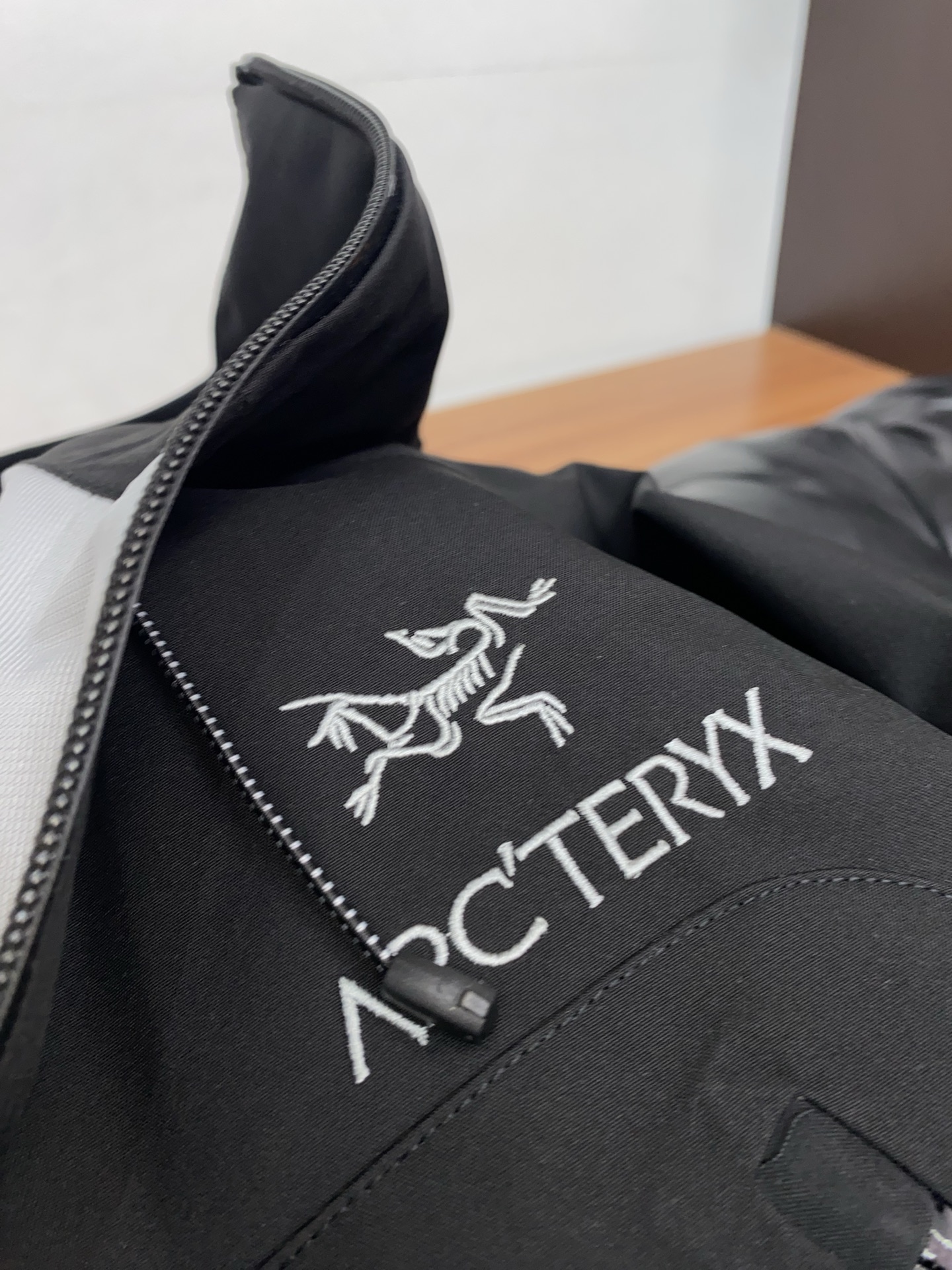 ARCTERYX 始祖鸟，AW新品，时尚休闲连帽冲锋衣外套，专柜同步有售，原单狠货，进口原版面料，工艺极