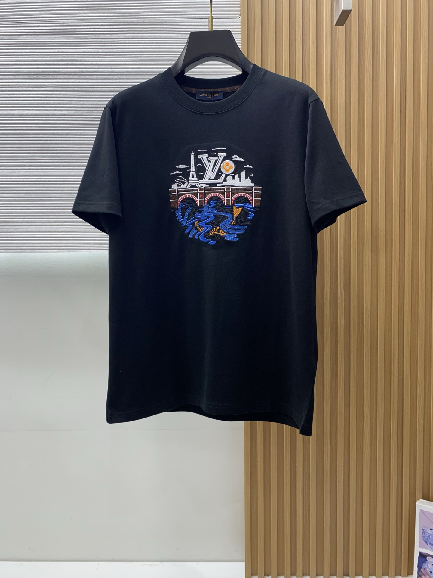 1v路易威登 ss新工艺logo纯棉质微阔版圆领男士短袖T恤，新季新推系列将标识巧妙融入设计，塑就一系列