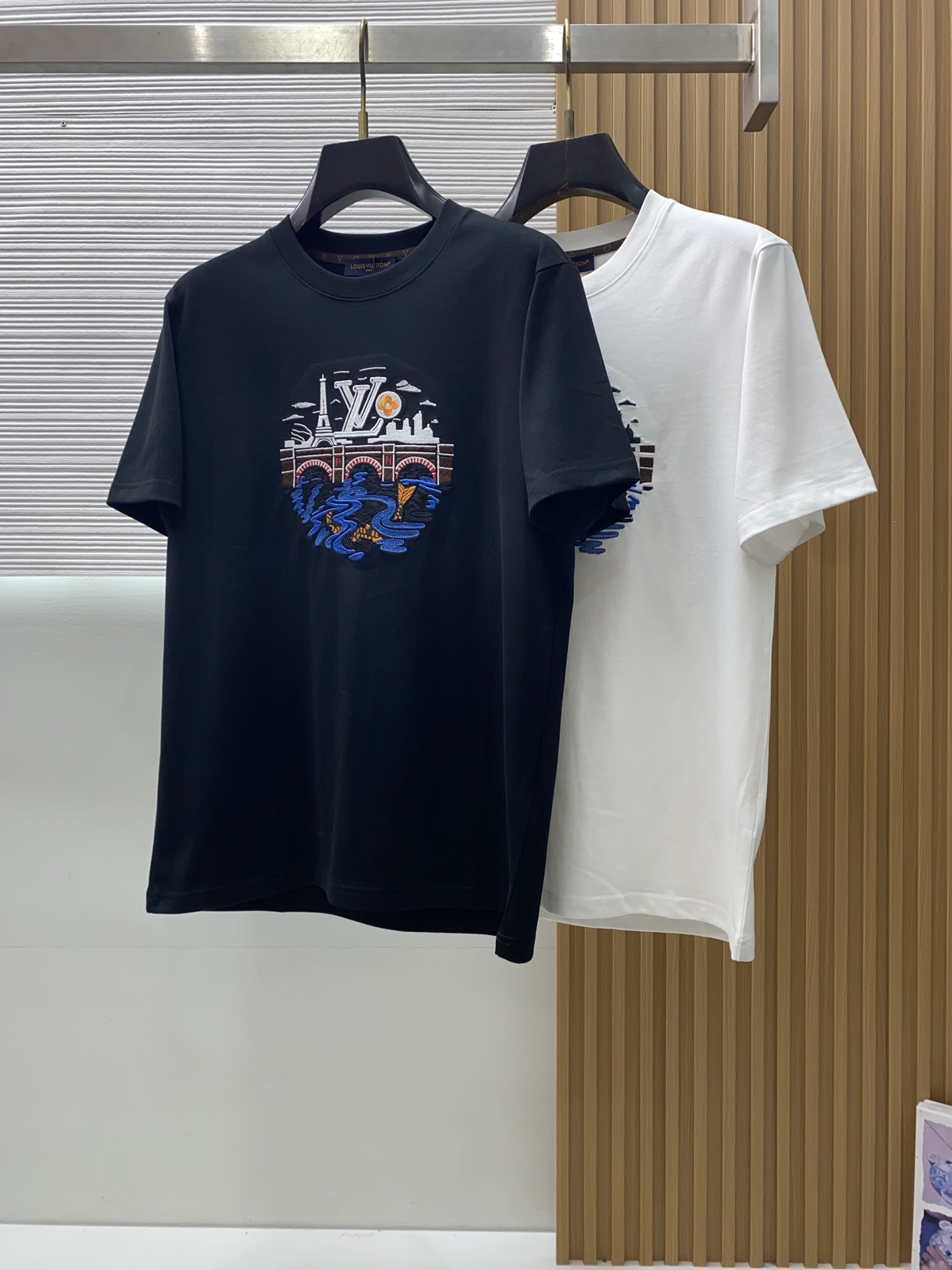 1v路易威登 ss新工艺logo纯棉质微阔版圆领男士短袖T恤，新季新推系列将标识巧妙融入设计，塑就一系列