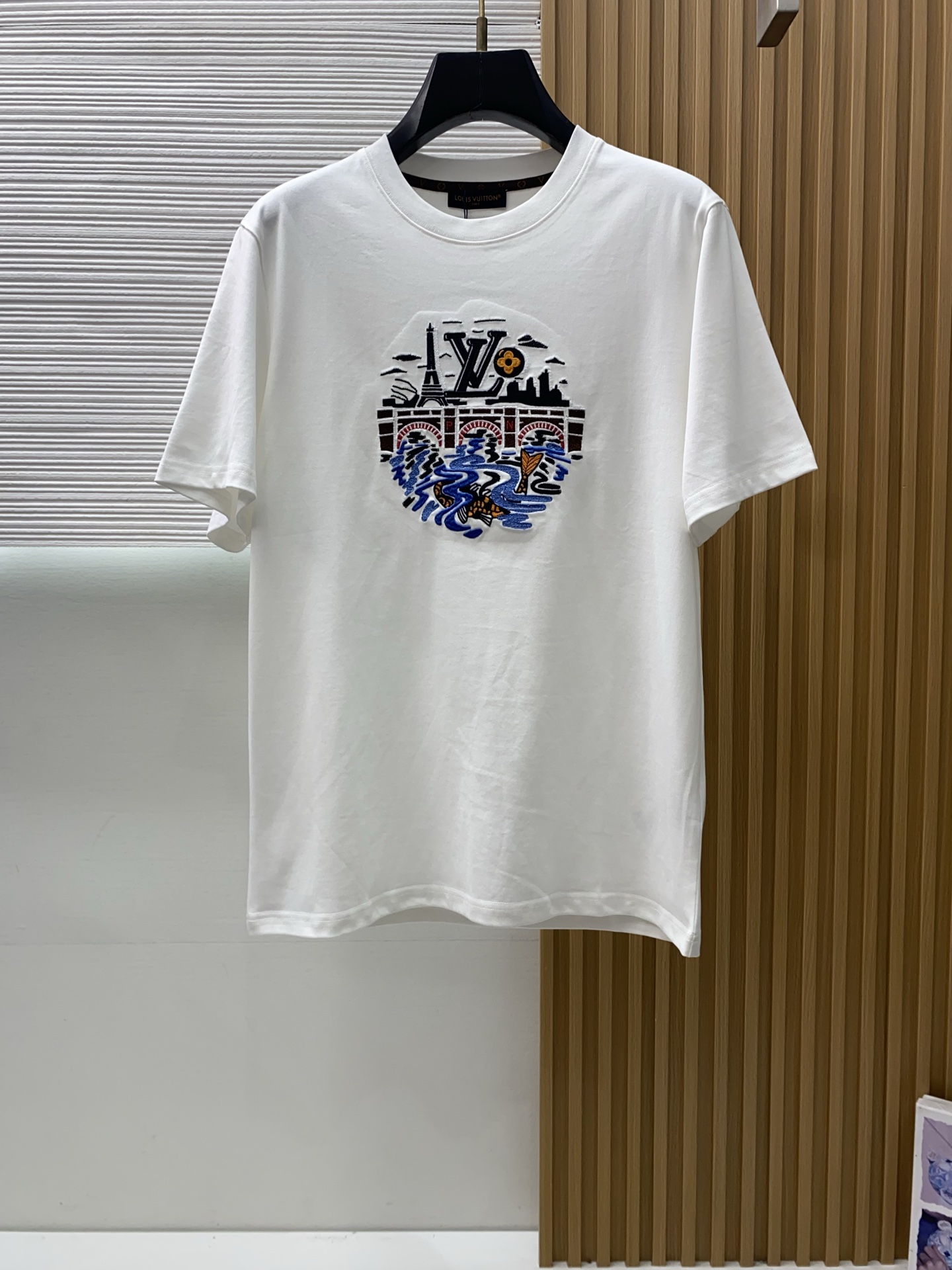 1v路易威登 ss新工艺logo纯棉质微阔版圆领男士短袖T恤，新季新推系列将标识巧妙融入设计，塑就一系列