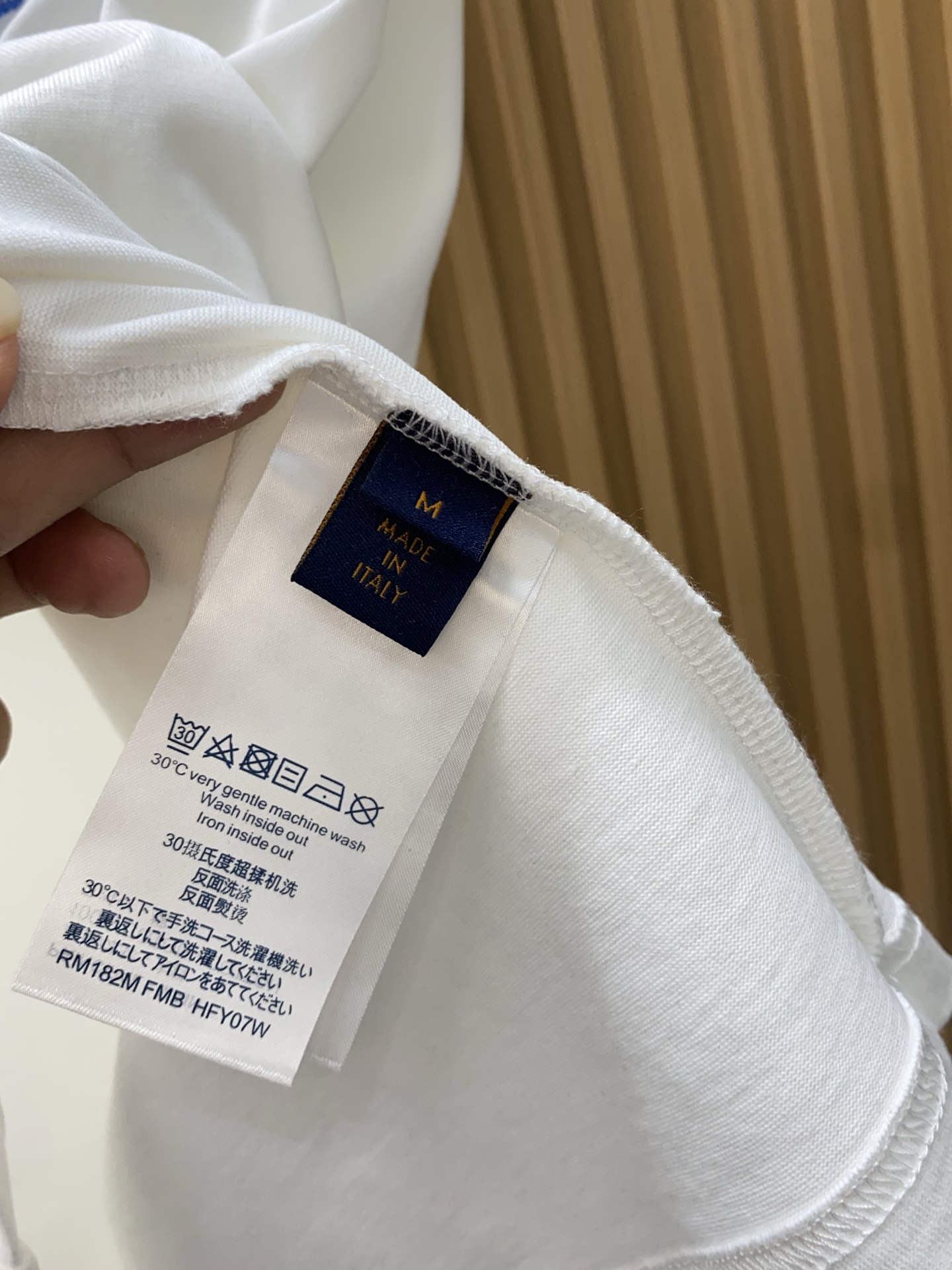 1v路易威登 ss新工艺logo纯棉质微阔版圆领男士短袖T恤，新季新推系列将标识巧妙融入设计，塑就一系列