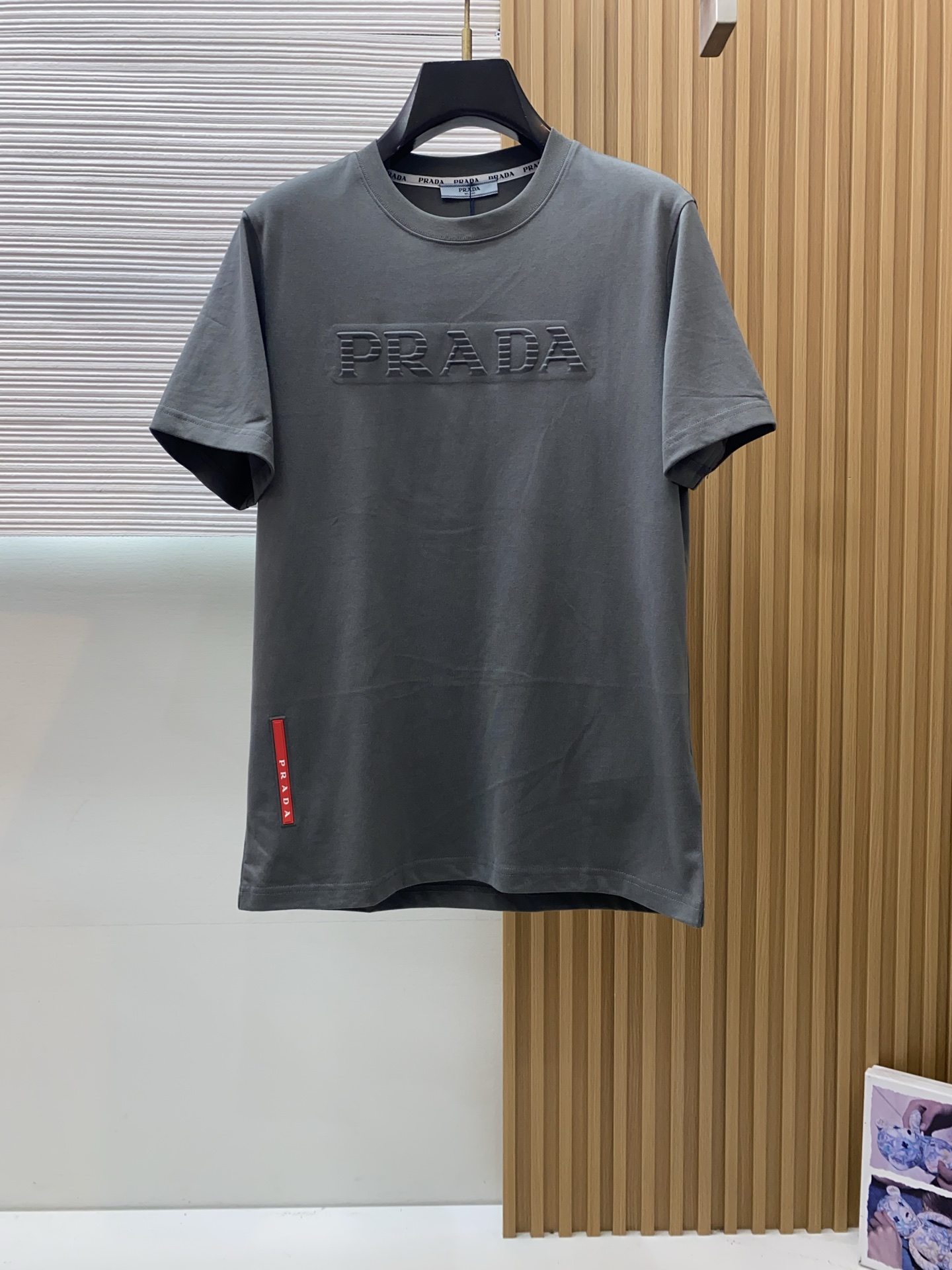 普拉达 ss新工艺logo纯棉质微阔版圆领男士短袖T恤，新季新推系列将标识巧妙融入设计，塑就一系列充满复