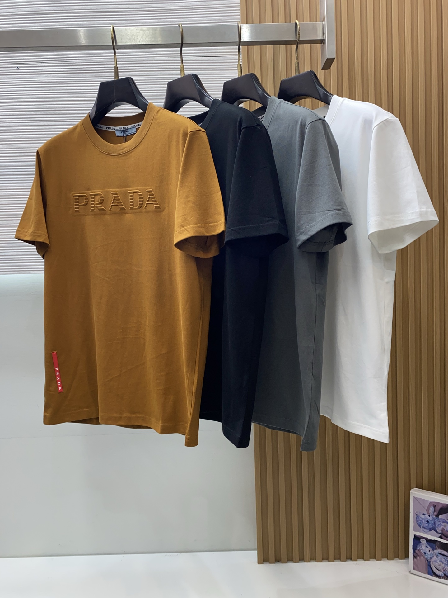 普拉达 ss新工艺logo纯棉质微阔版圆领男士短袖T恤，新季新推系列将标识巧妙融入设计，塑就一系列充满复