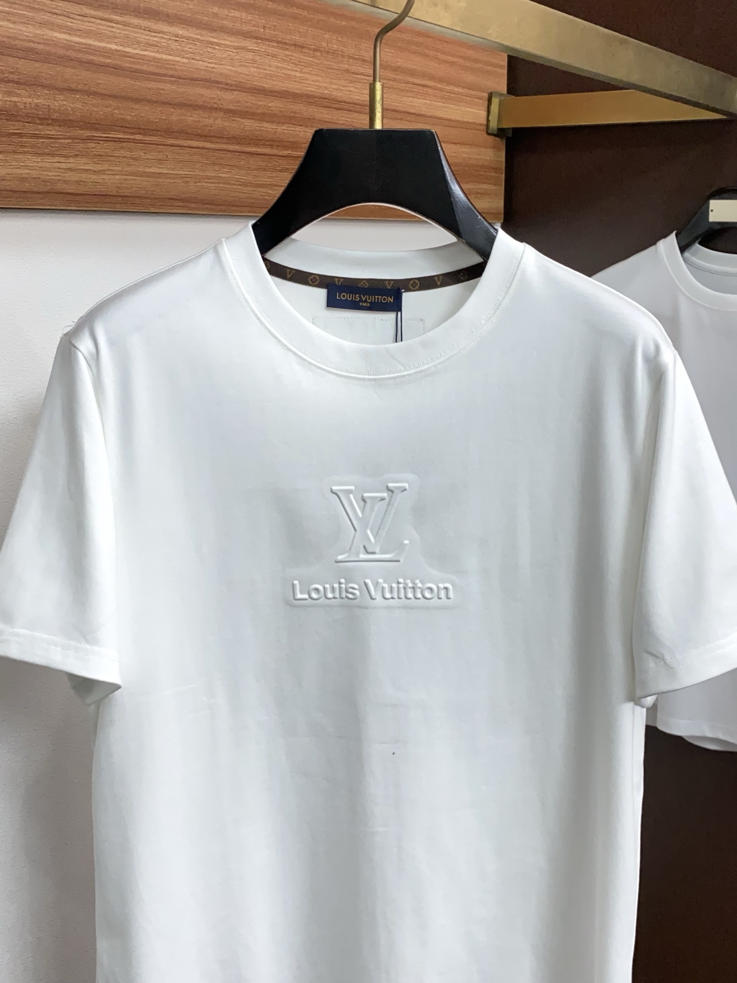 1v路易威登 ss新工艺logo纯棉质微阔版圆领男士短袖T恤，新季新推系列将标识巧妙融入设计，塑就一系列