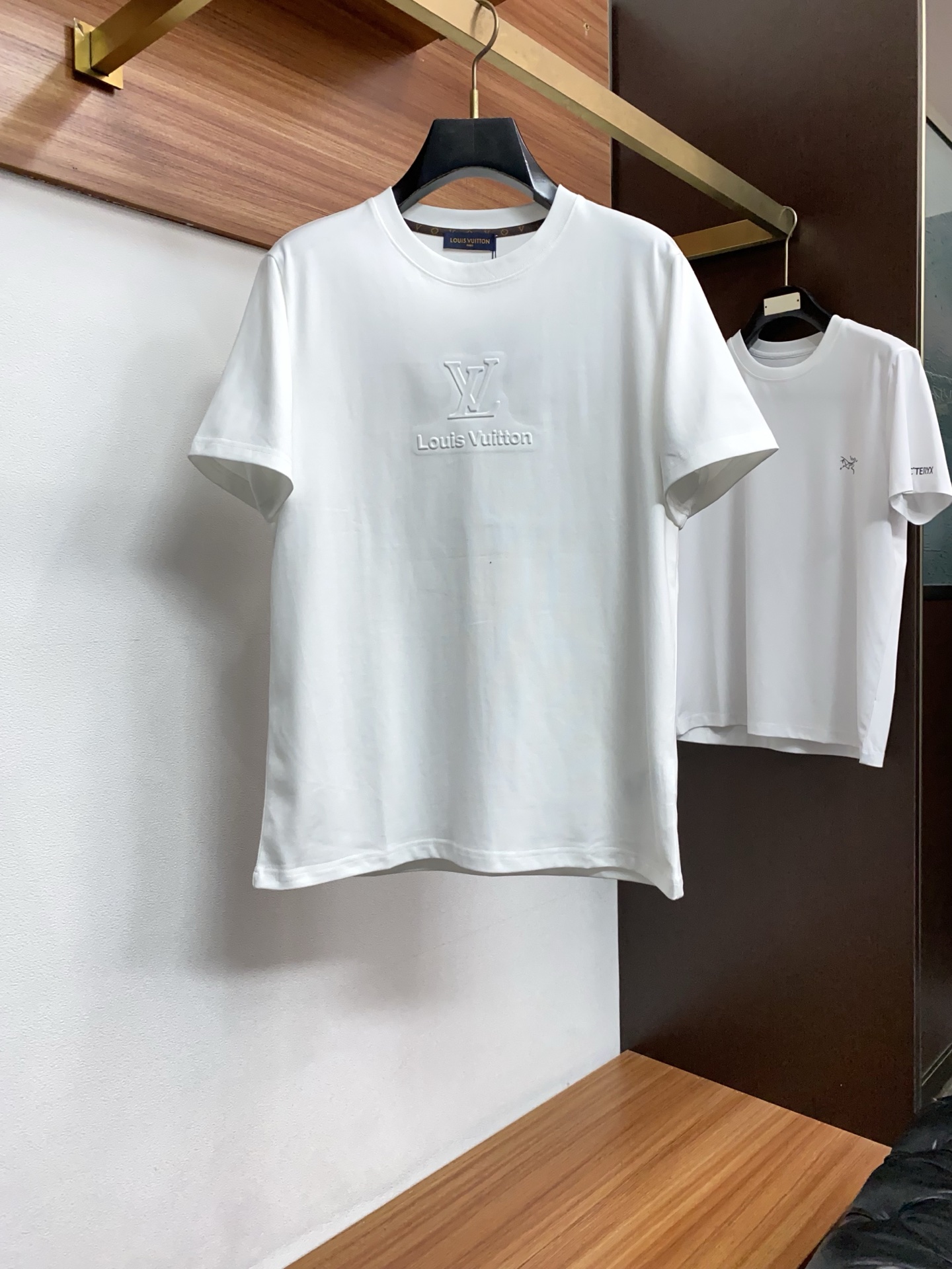 1v路易威登 ss新工艺logo纯棉质微阔版圆领男士短袖T恤，新季新推系列将标识巧妙融入设计，塑就一系列