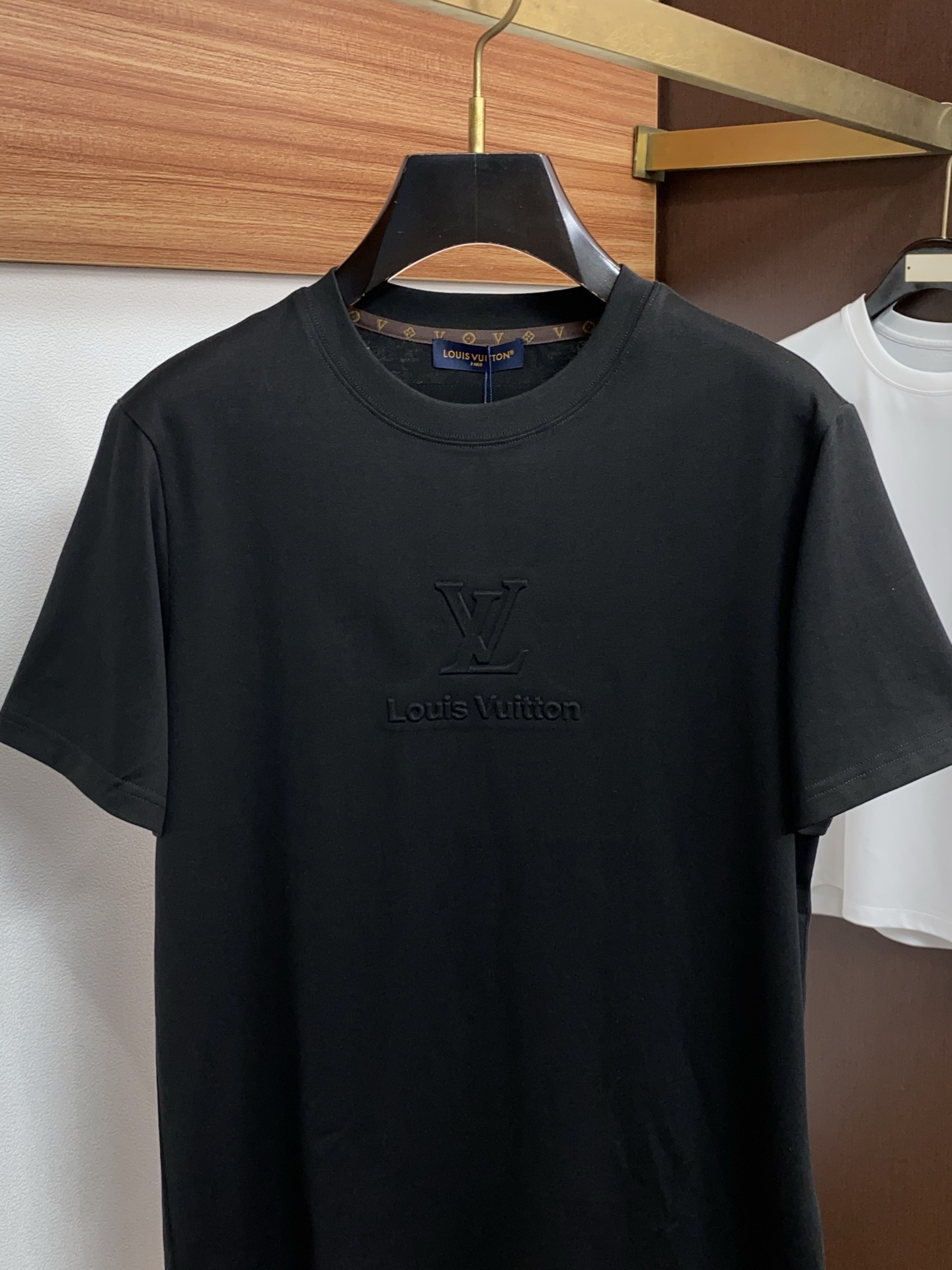 1v路易威登 ss新工艺logo纯棉质微阔版圆领男士短袖T恤，新季新推系列将标识巧妙融入设计，塑就一系列