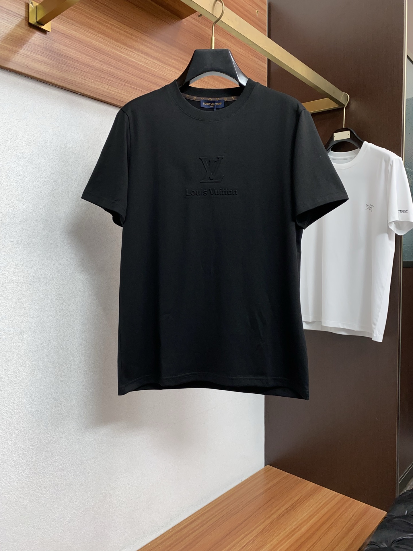 1v路易威登 ss新工艺logo纯棉质微阔版圆领男士短袖T恤，新季新推系列将标识巧妙融入设计，塑就一系列