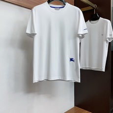 巴宝莉 26春夏新款首发专柜最新款圆领短袖 高端订制 设计前卫时尚!品牌logo重工艺设计 高端定制100支双面丝光棉面 巴宝莉 26春夏新款首发专柜最新款圆领短袖 高端订制 设计前卫时尚!品牌logo重工艺设计 高端定制100支双面丝光棉面