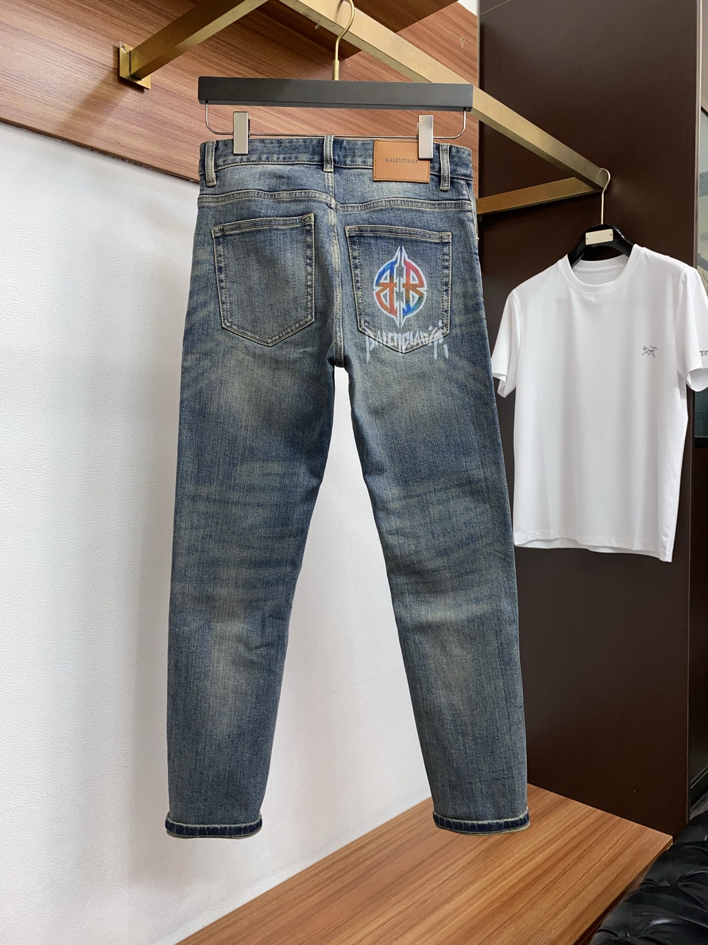 巴黎世家 26男士牛仔裤原厂原布原洗水！进口原版水洗弹力面料，复杂的手工艺叠加，任何一个洗水环节多停留几