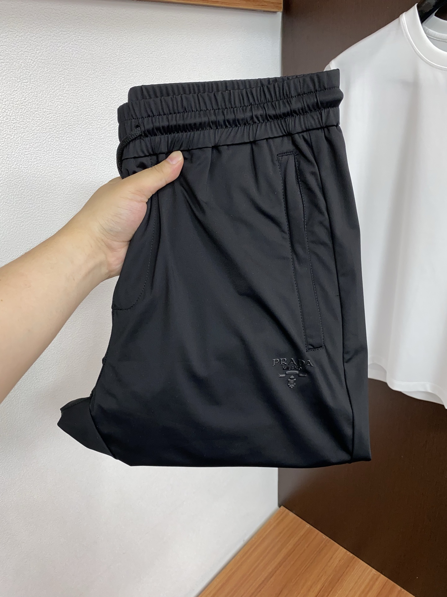 普拉达 2026ss 春夏 新品 原单男士休闲裤 每季必出的类型，无需质疑的热卖王牌单品，符合四季最佳的