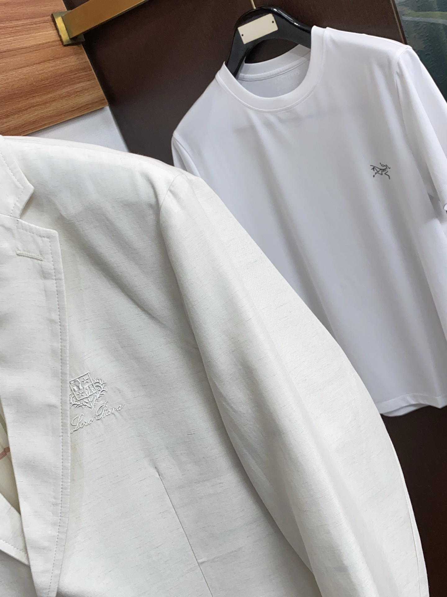 loro Piana 诺悠翩雅 2026新款男士休闲定制西装夹克外套。定制棉麻面料穿上简约干练的休闲外套