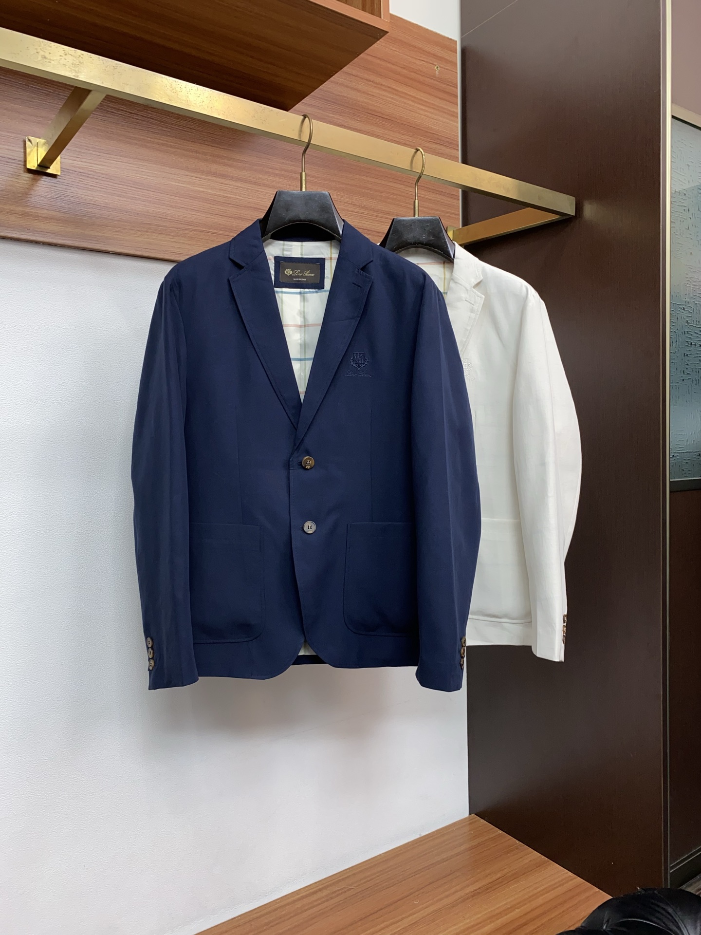 loro Piana 诺悠翩雅 2026新款男士休闲定制西装夹克外套。定制棉麻面料穿上简约干练的休闲外套
