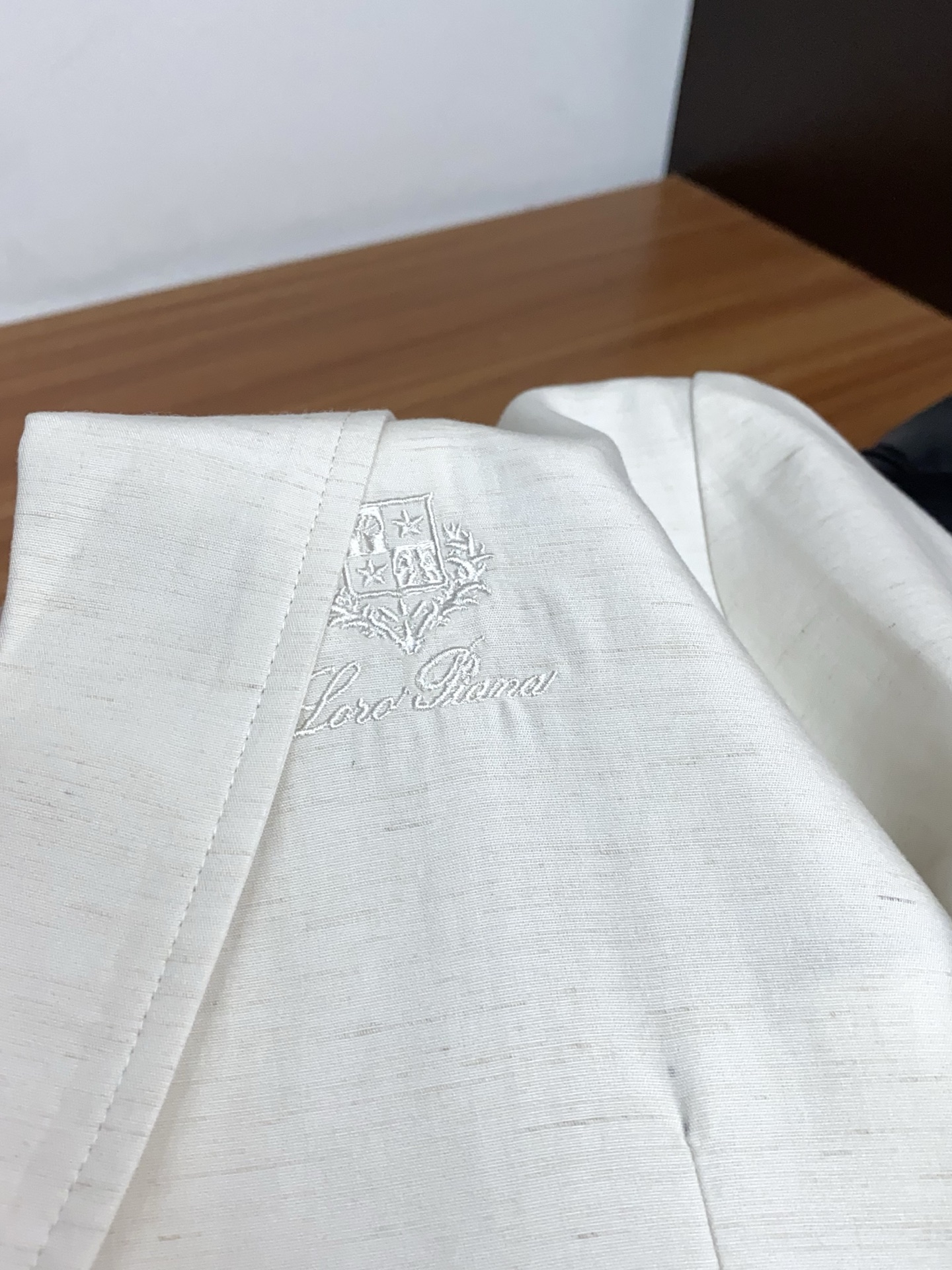 loro Piana 诺悠翩雅 2026新款男士休闲定制西装夹克外套。定制棉麻面料穿上简约干练的休闲外套
