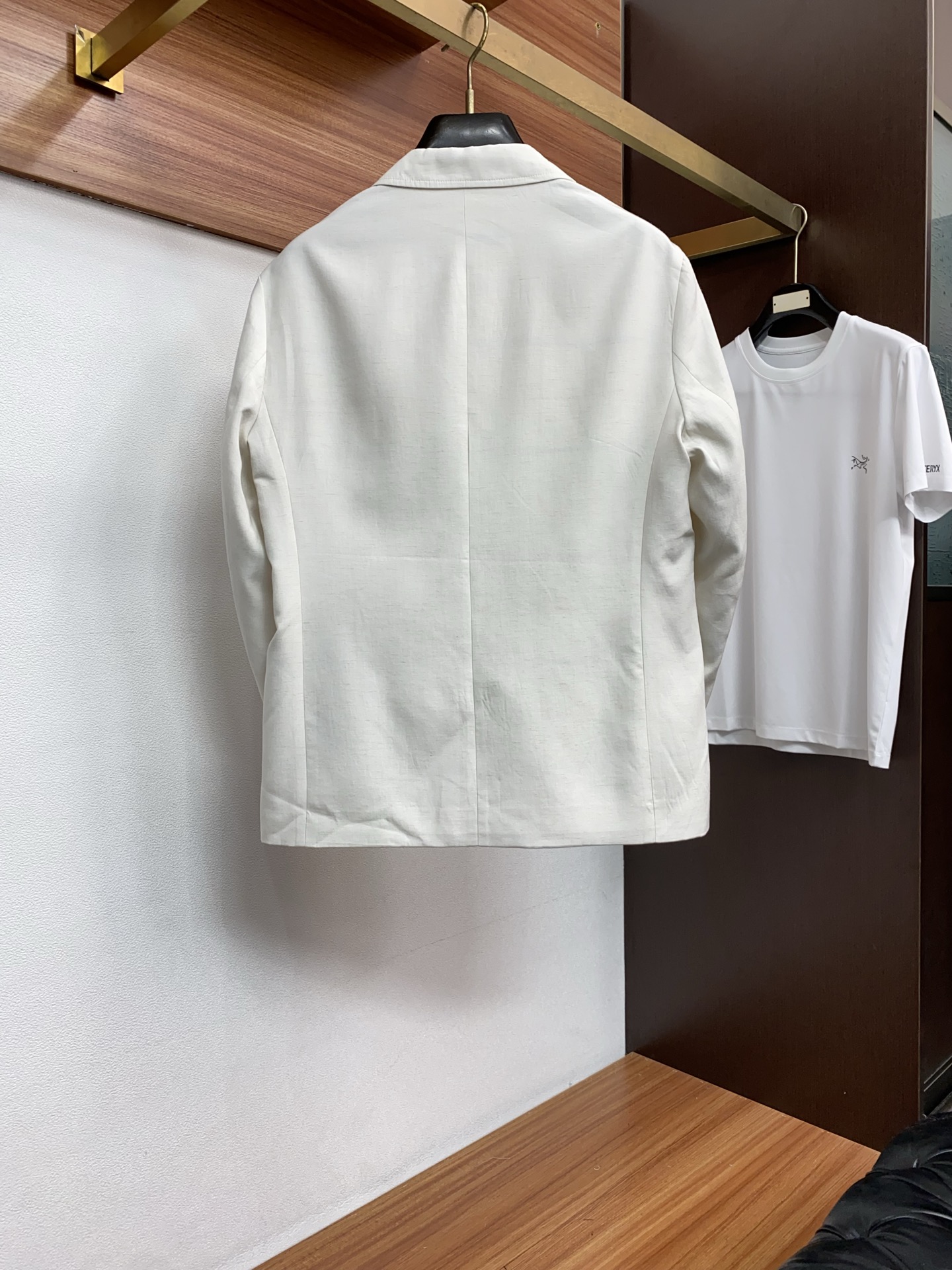 loro Piana 诺悠翩雅 2026新款男士休闲定制西装夹克外套。定制棉麻面料穿上简约干练的休闲外套