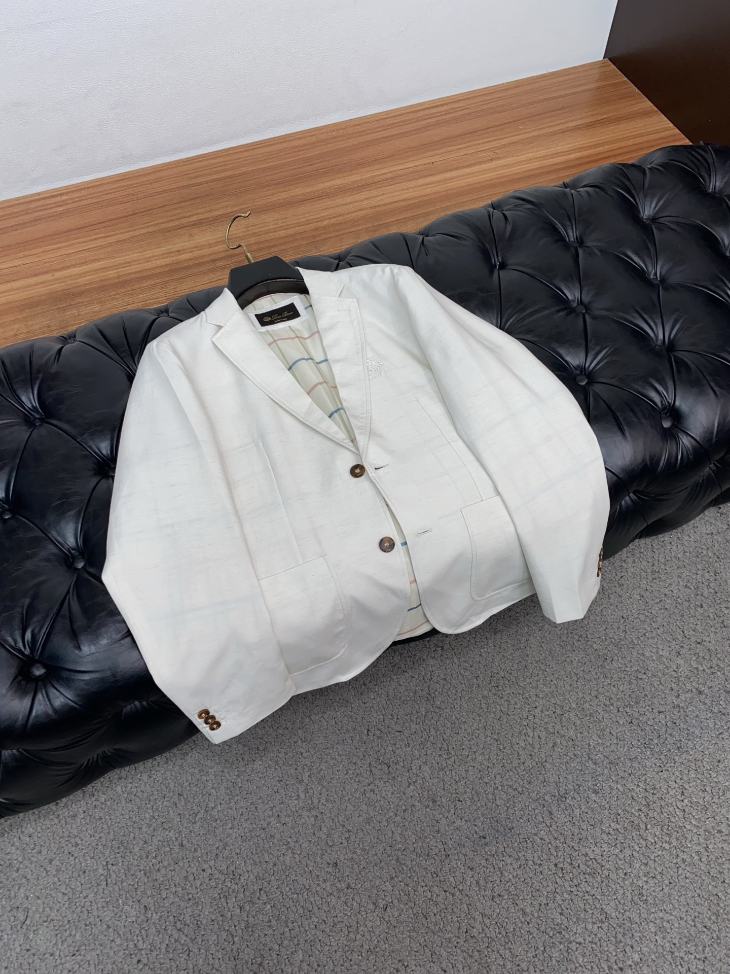 loro Piana 诺悠翩雅 2026新款男士休闲定制西装夹克外套。定制棉麻面料穿上简约干练的休闲外套