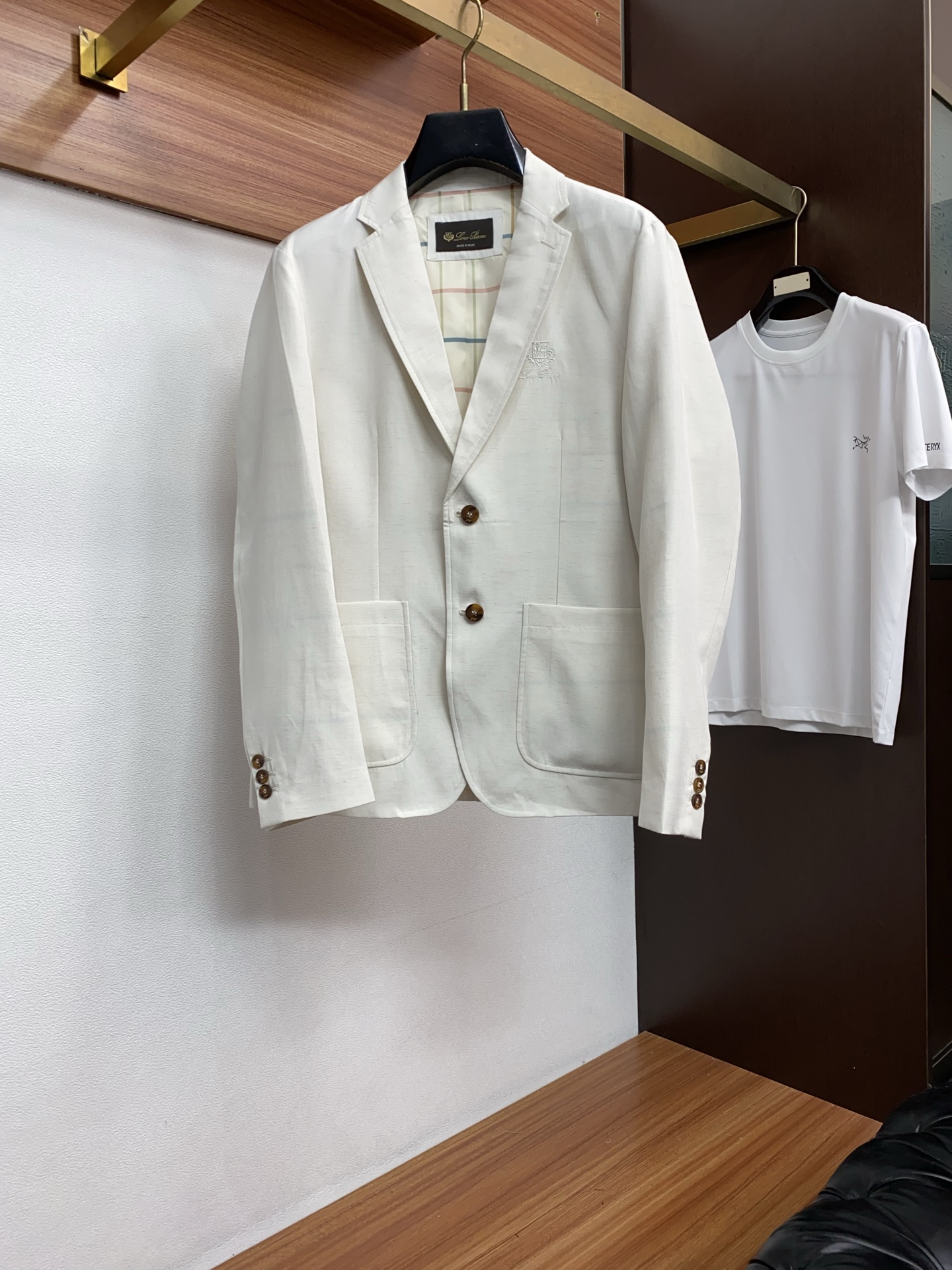 loro Piana 诺悠翩雅 2026新款男士休闲定制西装夹克外套。定制棉麻面料穿上简约干练的休闲外套
