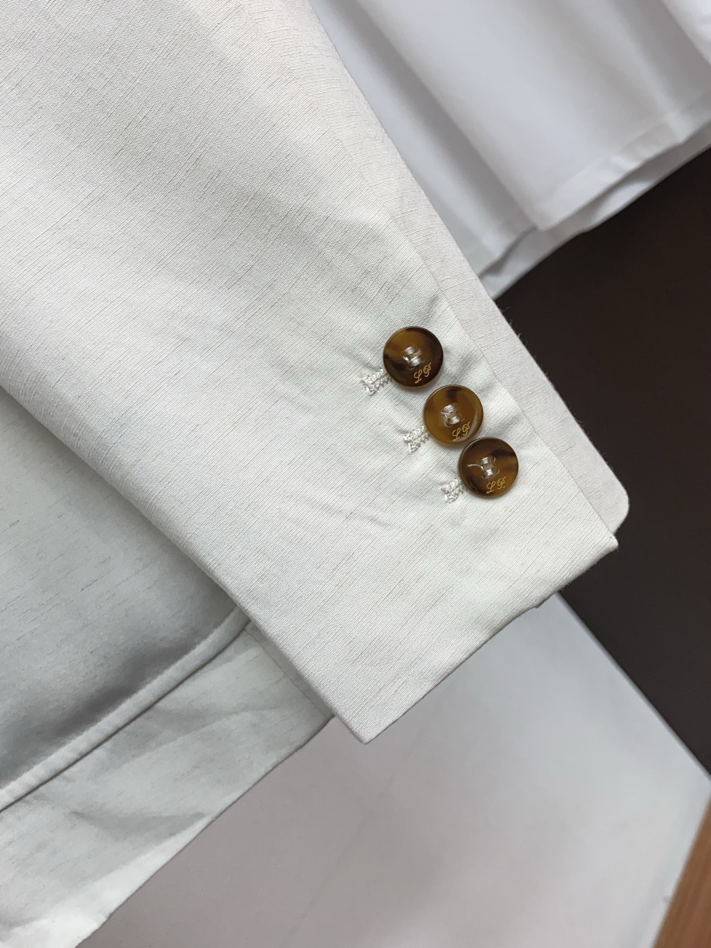 loro Piana 诺悠翩雅 2026新款男士休闲定制西装夹克外套。定制棉麻面料穿上简约干练的休闲外套