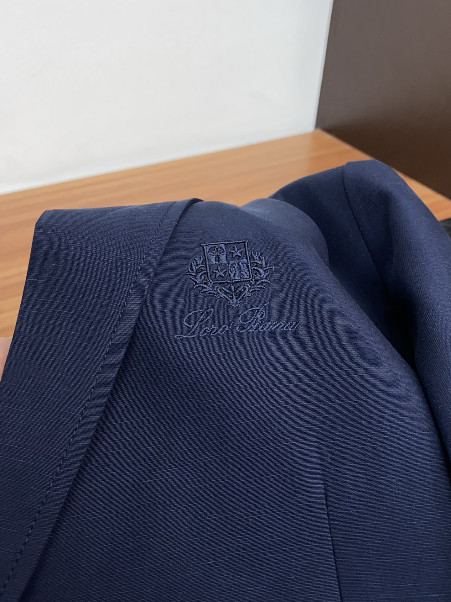 loro Piana 诺悠翩雅 2026新款男士休闲定制西装夹克外套。定制棉麻面料穿上简约干练的休闲外套