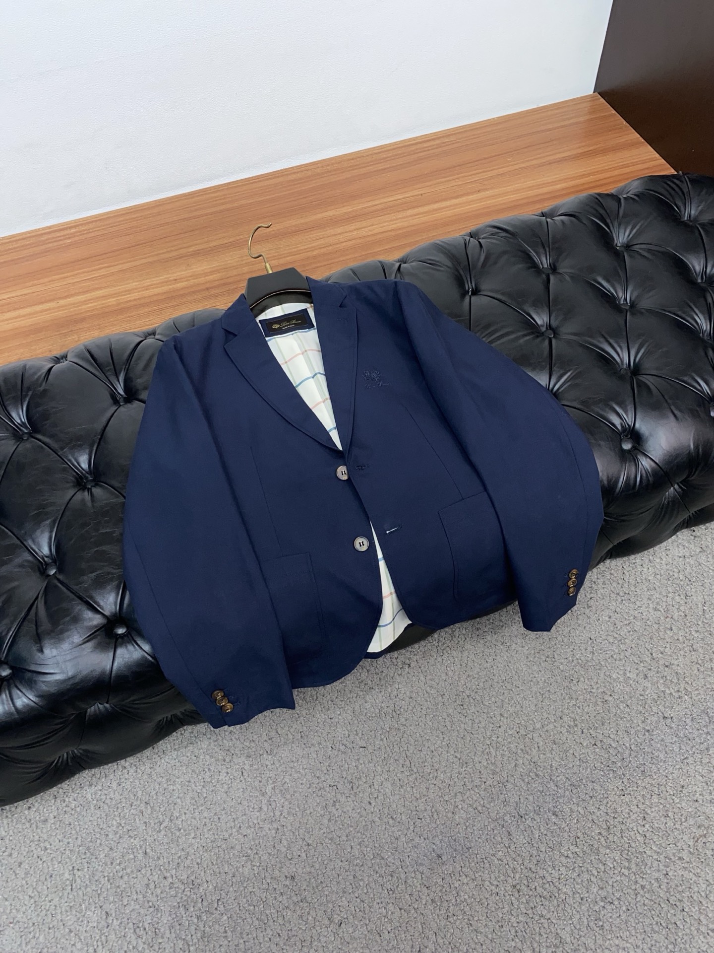 loro Piana 诺悠翩雅 2026新款男士休闲定制西装夹克外套。定制棉麻面料穿上简约干练的休闲外套