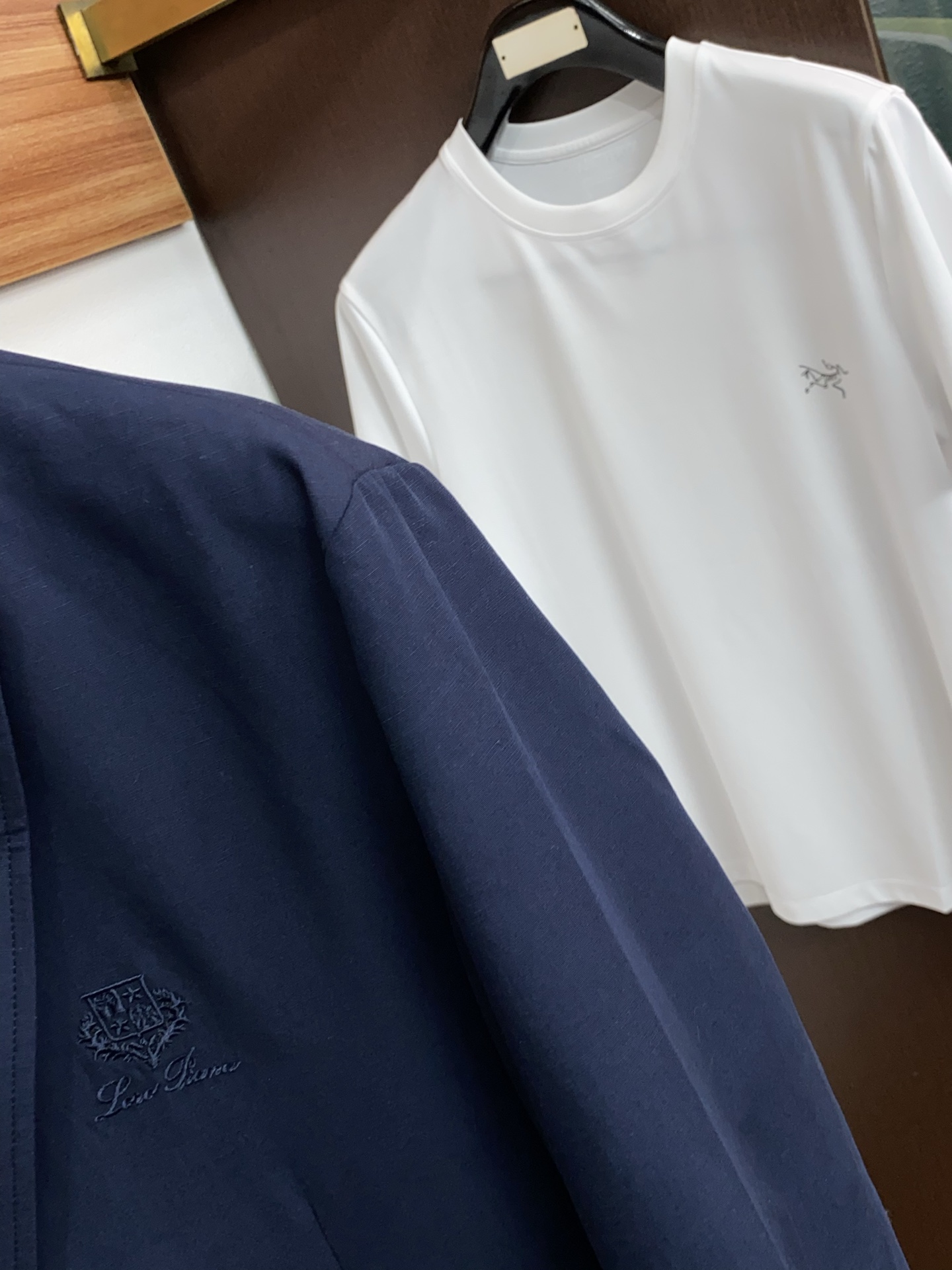 loro Piana 诺悠翩雅 2026新款男士休闲定制西装夹克外套。定制棉麻面料穿上简约干练的休闲外套