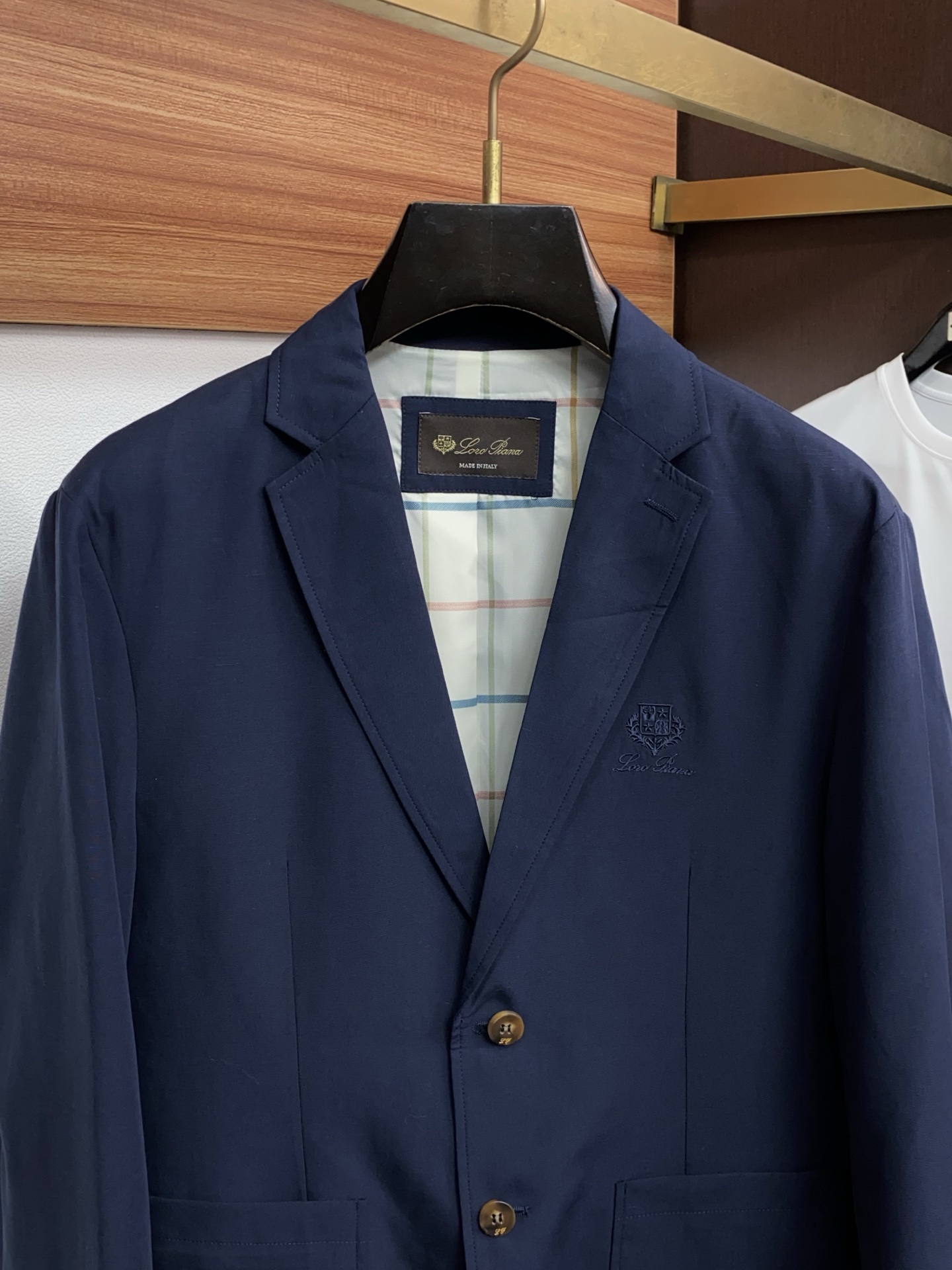 loro Piana 诺悠翩雅 2026新款男士休闲定制西装夹克外套。定制棉麻面料穿上简约干练的休闲外套
