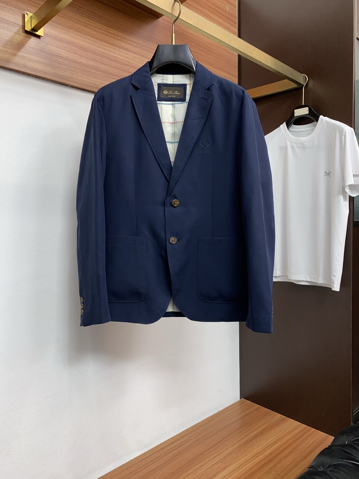 loro Piana 诺悠翩雅 2026新款男士休闲定制西装夹克外套。定制棉麻面料穿上简约干练的休闲外套