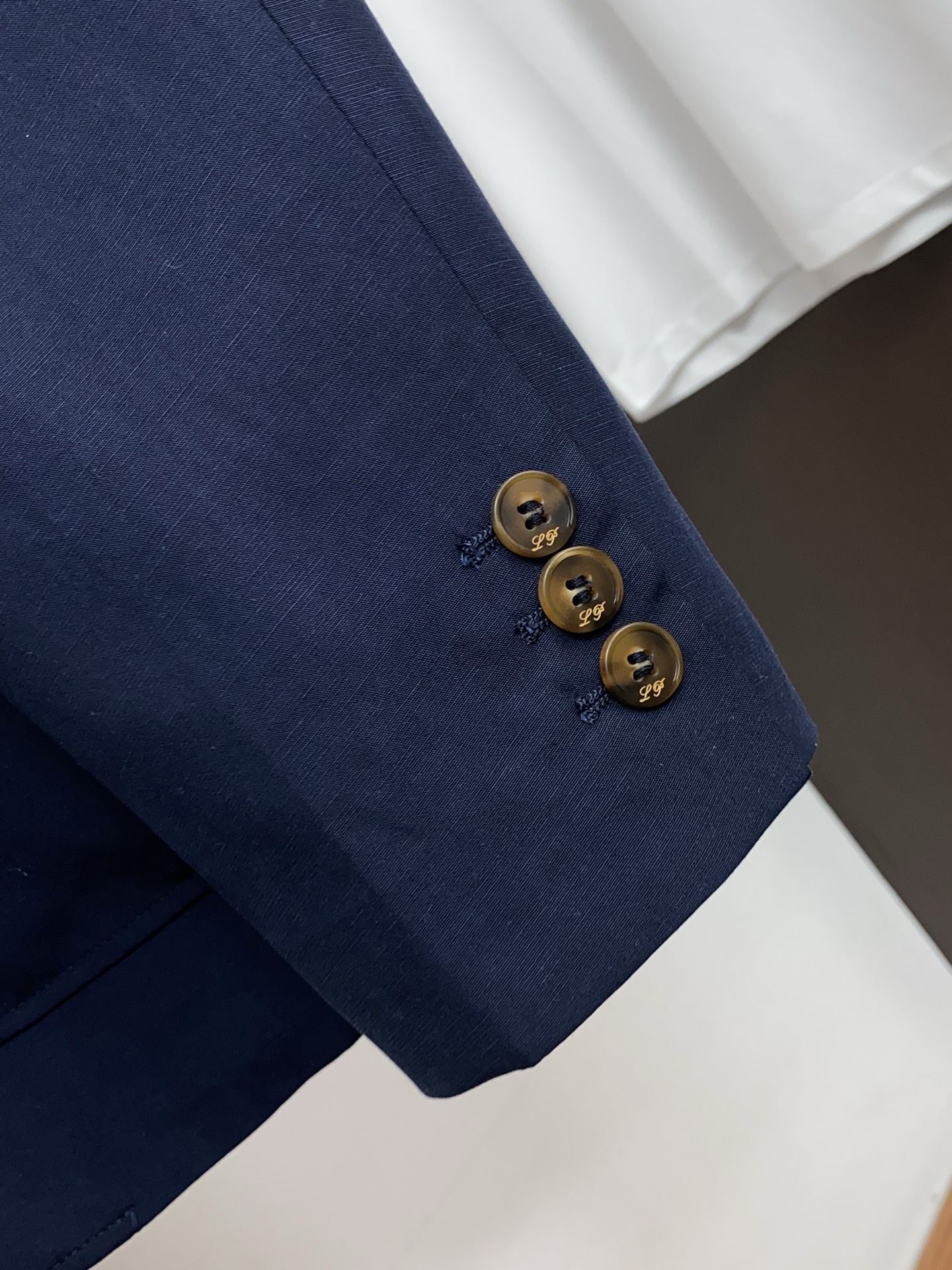 loro Piana 诺悠翩雅 2026新款男士休闲定制西装夹克外套。定制棉麻面料穿上简约干练的休闲外套
