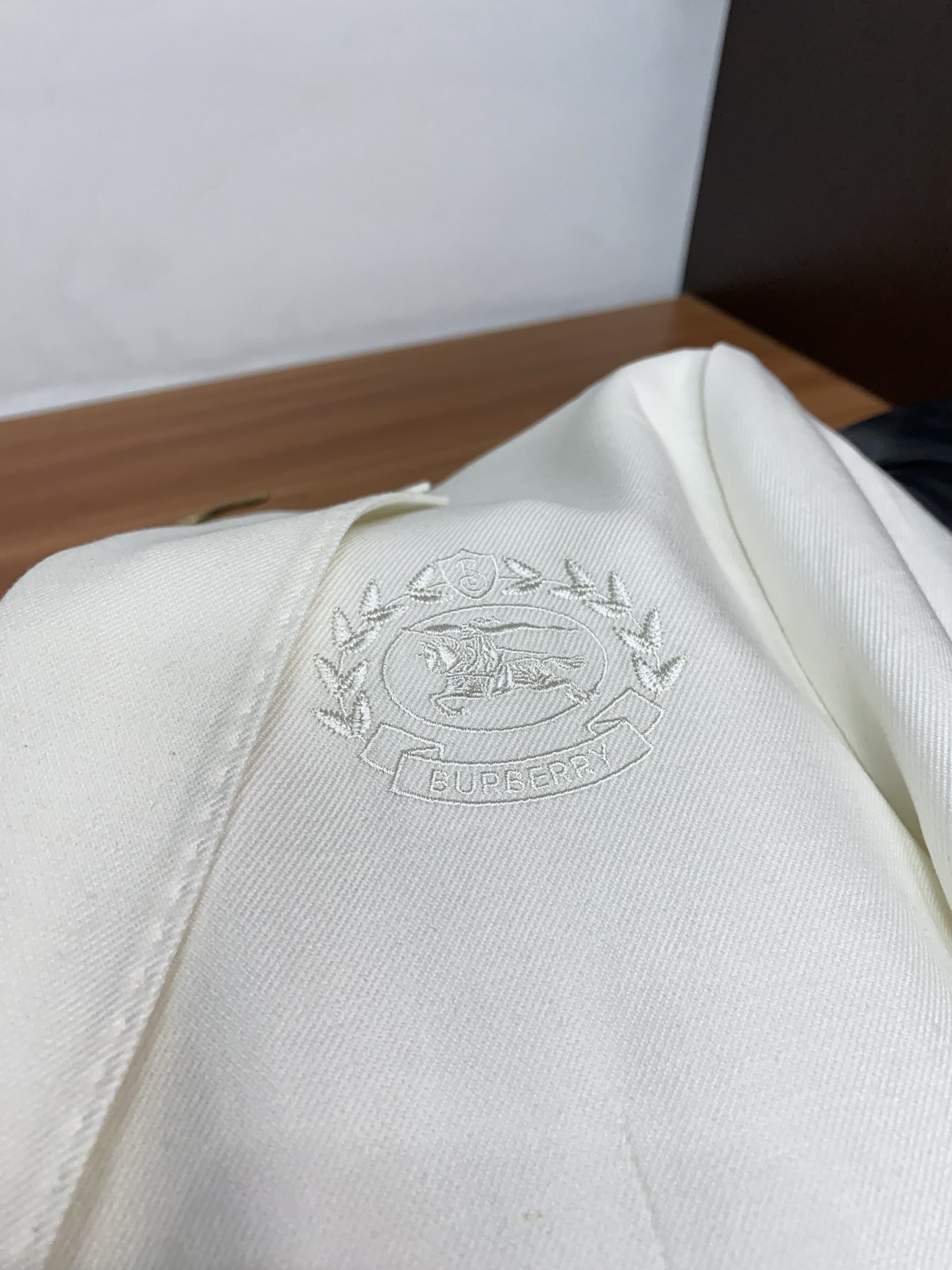 巴宝莉 2026新款男士休闲定制西装夹克外套。定制棉麻面料穿上简约干练的休闲外套，瞬间重回时髦霸气，又是