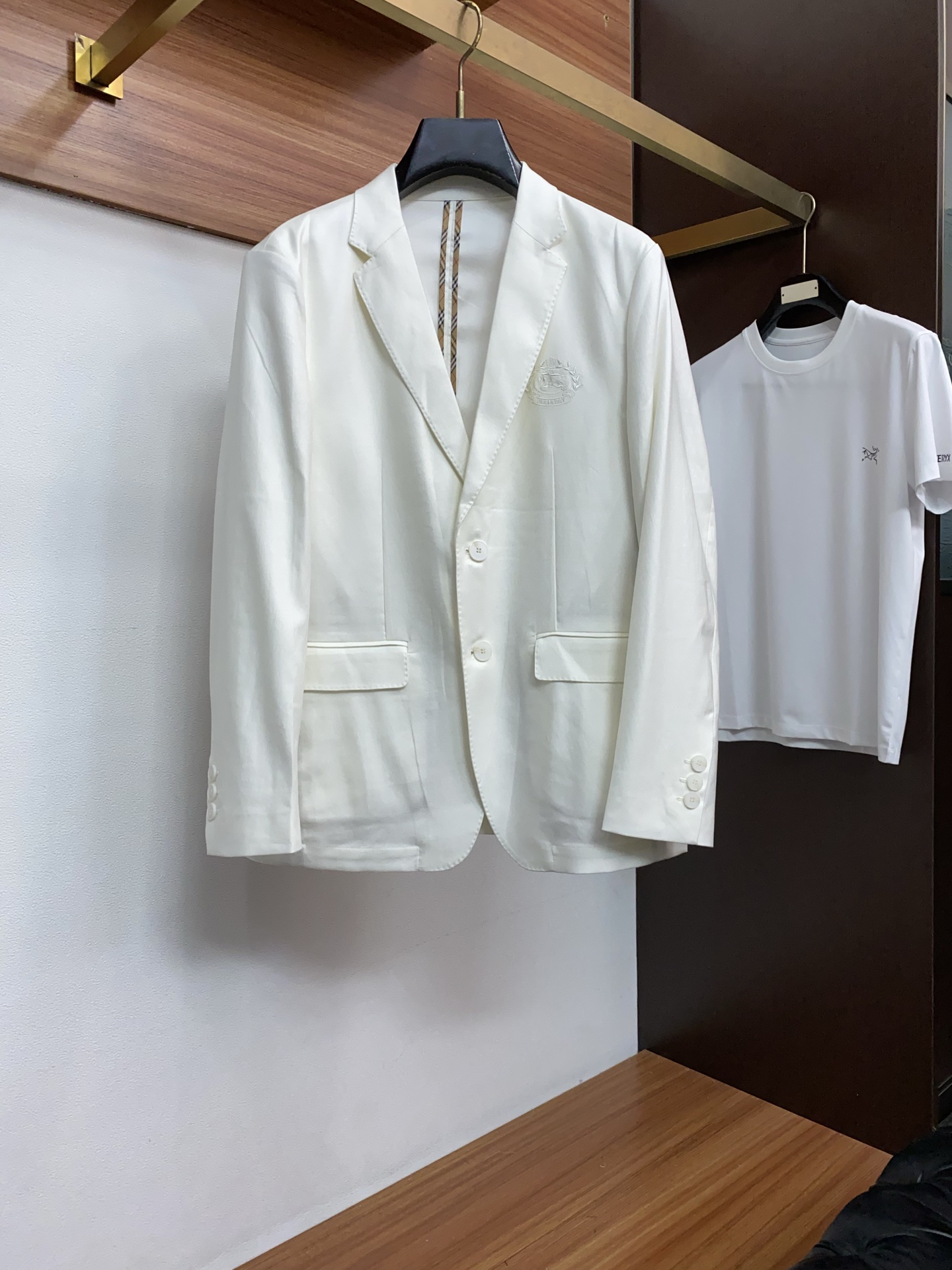 巴宝莉 2026新款男士休闲定制西装夹克外套。定制棉麻面料穿上简约干练的休闲外套，瞬间重回时髦霸气，又是