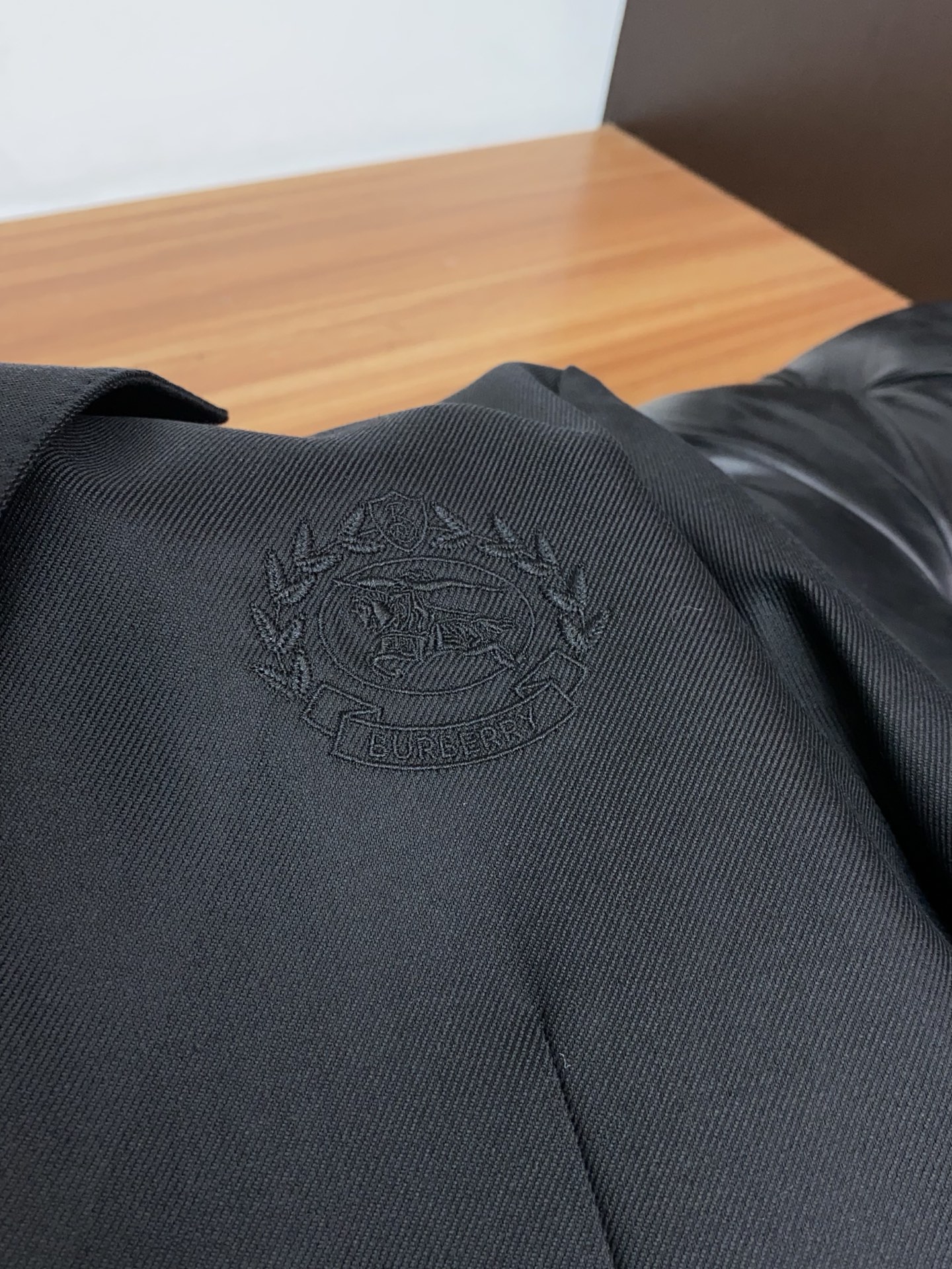 巴宝莉 2026新款男士休闲定制西装夹克外套。定制棉麻面料穿上简约干练的休闲外套，瞬间重回时髦霸气，又是