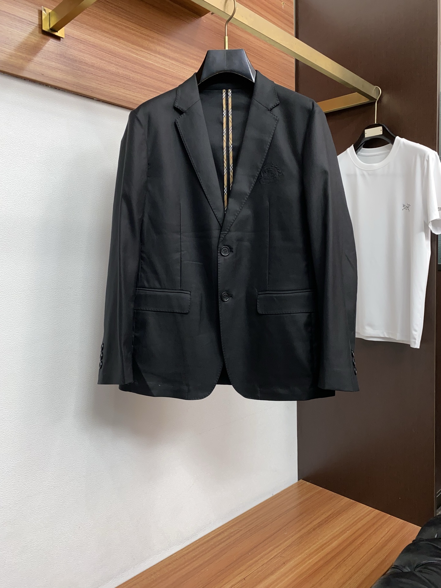 巴宝莉 2026新款男士休闲定制西装夹克外套。定制棉麻面料穿上简约干练的休闲外套，瞬间重回时髦霸气，又是